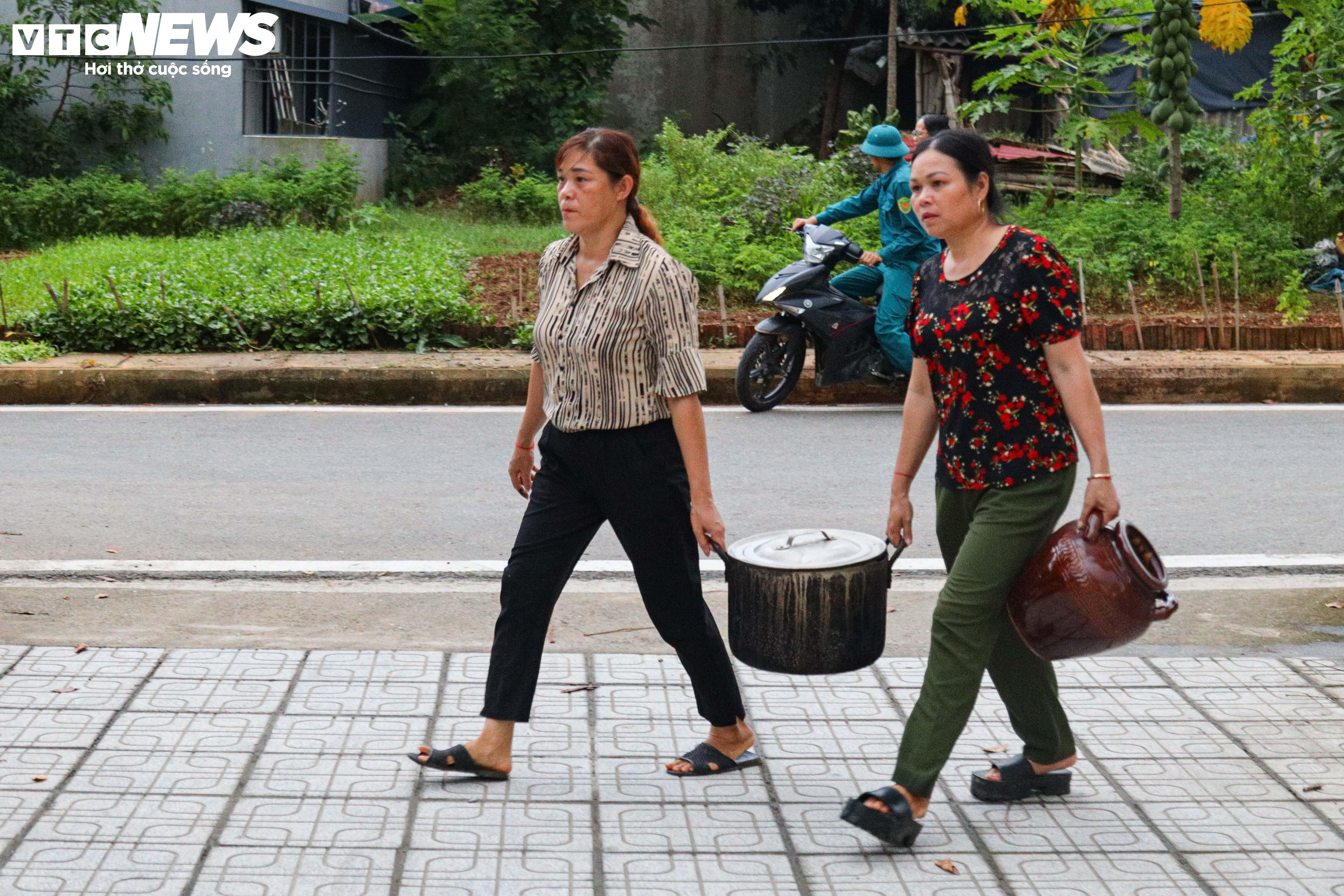 Hơn 50 ngôi nhà ở TP Lào Cai bị sụt lún, dân vừa sơ tán vừa lo nhà sập - 15