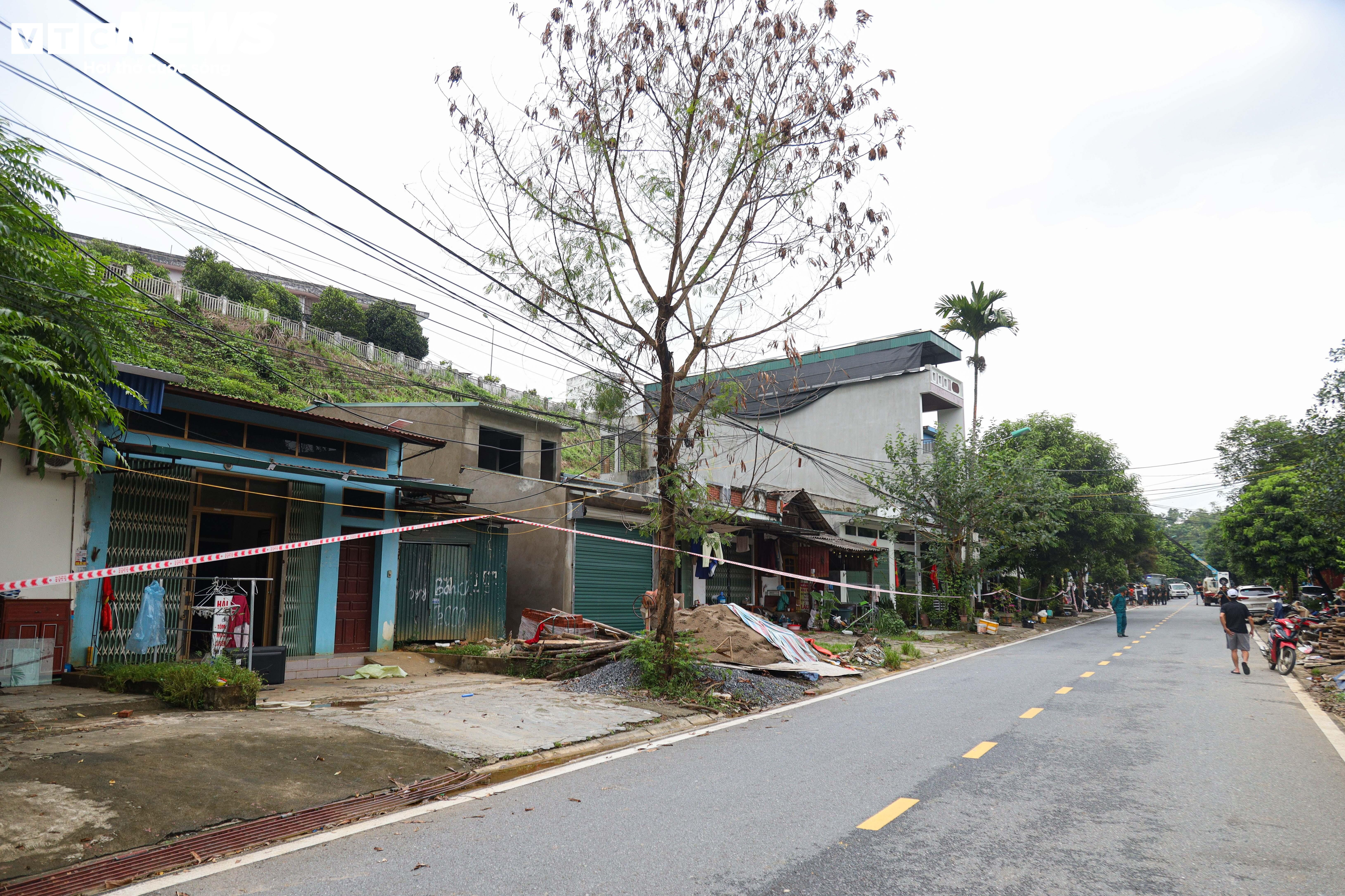 Hơn 50 ngôi nhà ở TP Lào Cai bị sụt lún, dân vừa sơ tán vừa lo nhà sập - 3