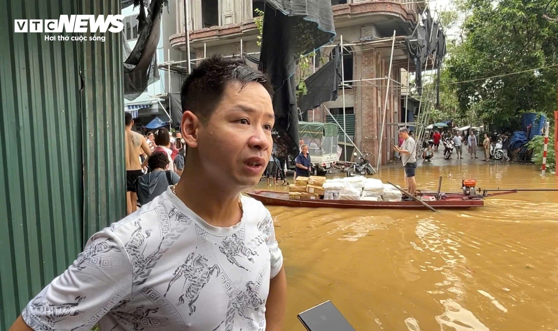 Người dân Hà Nội ở ven sông Hồng bình tĩnh đối phó lũ - 3