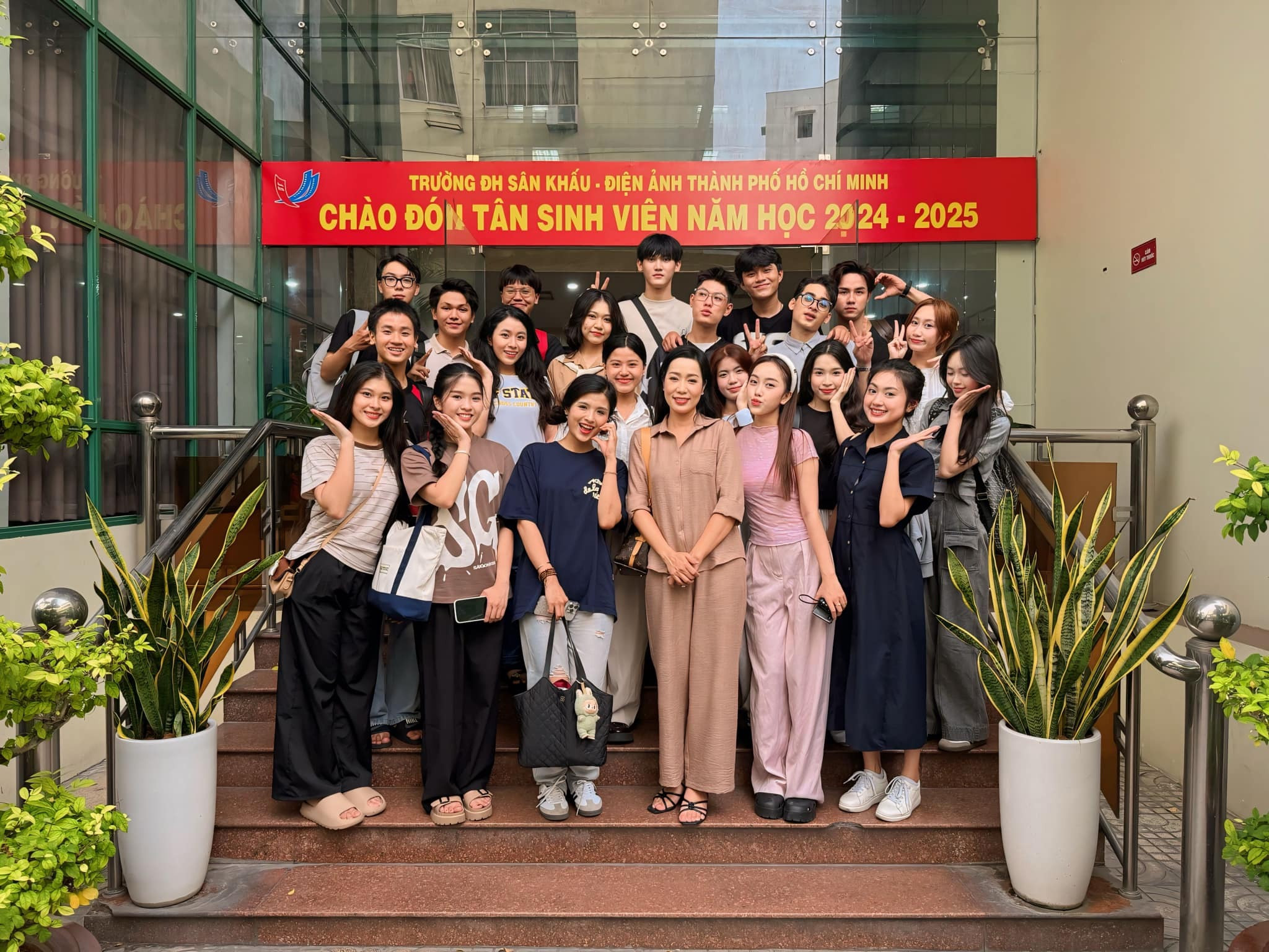 Sao Việt 11/9: Tự Long khen ngợi Soobin, Kiều Anh trực tiếp đi giúp dân vùng lũ - 11