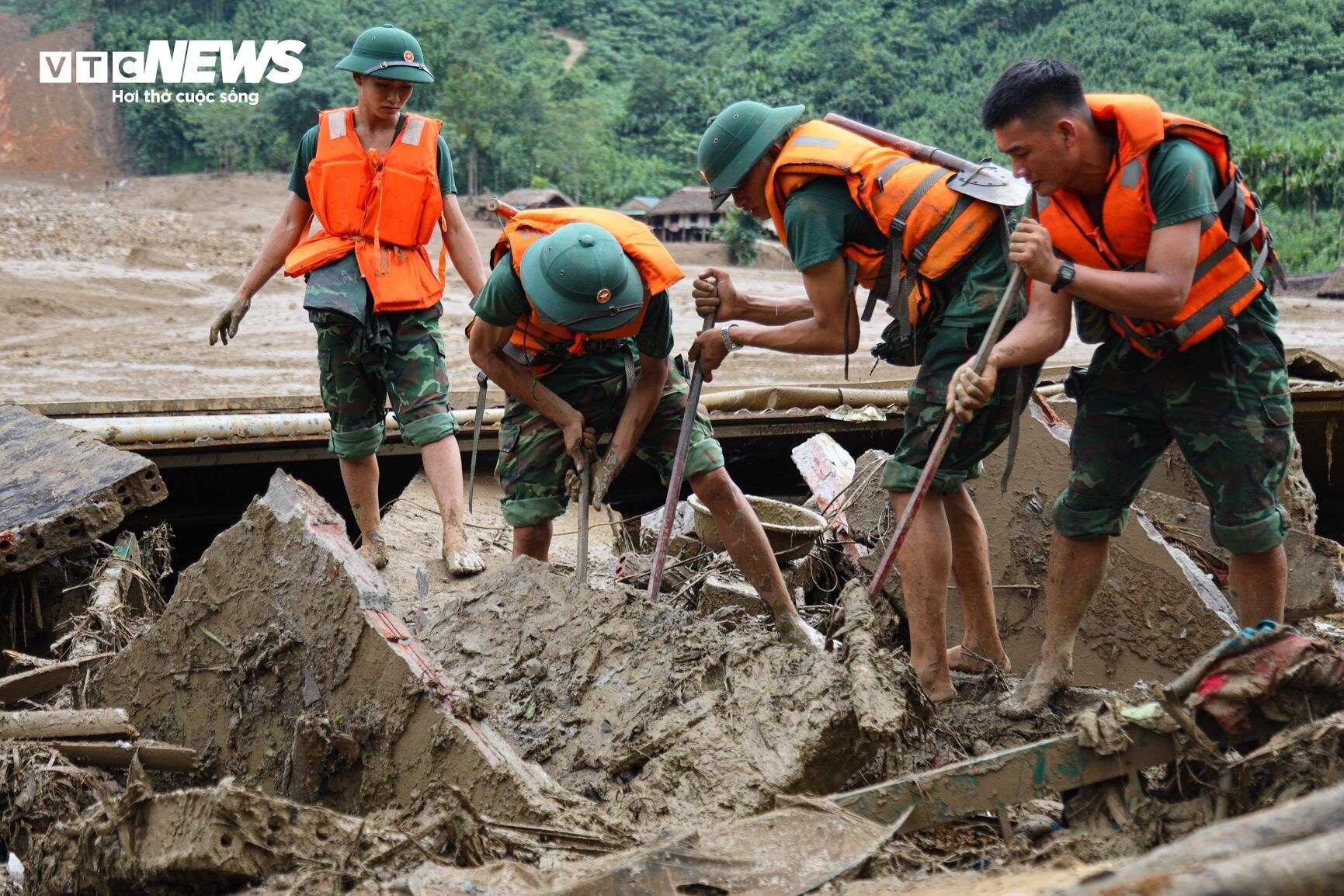 Tìm thấy 43 thi thể, còn mất tích 52 người trong vụ lũ quét kinh hoàng ở Lào Cai - 11