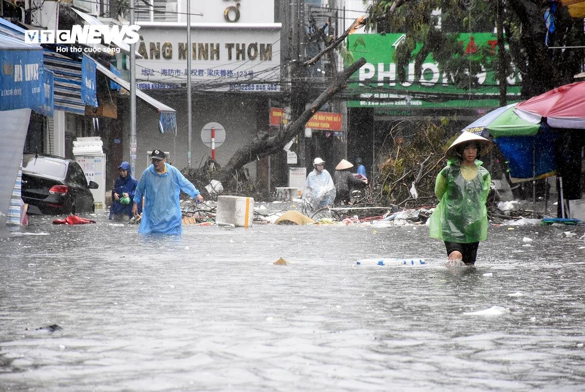 Hải Phòng ngập tứ bề, loạt xe chết máy, tiểu thương kê cao đồ tránh biển nước - 16