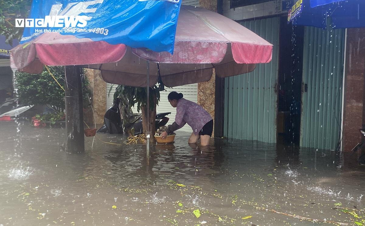 Hải Phòng ngập tứ bề, loạt xe chết máy, tiểu thương kê cao đồ tránh biển nước - 13