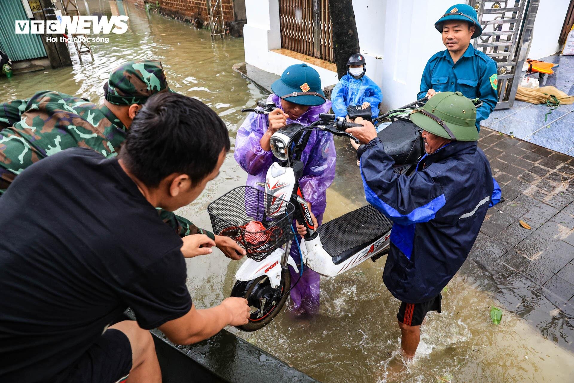 Hà Nội: Huyện Chương Mỹ ngập nặng, nước lũ cao đến đầu người - 2