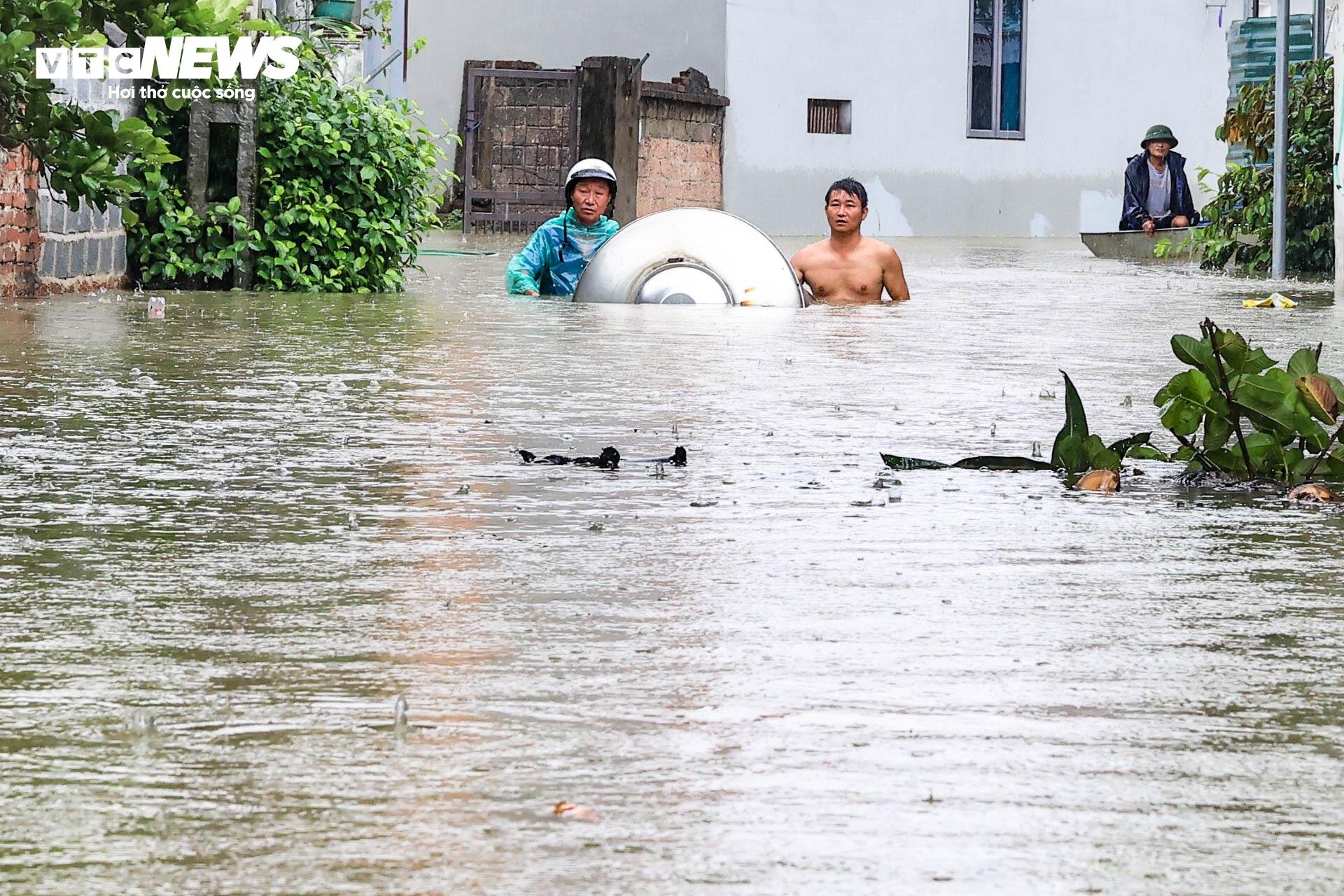 Hà Nội: Huyện Chương Mỹ ngập nặng, nước lũ cao đến đầu người - 8