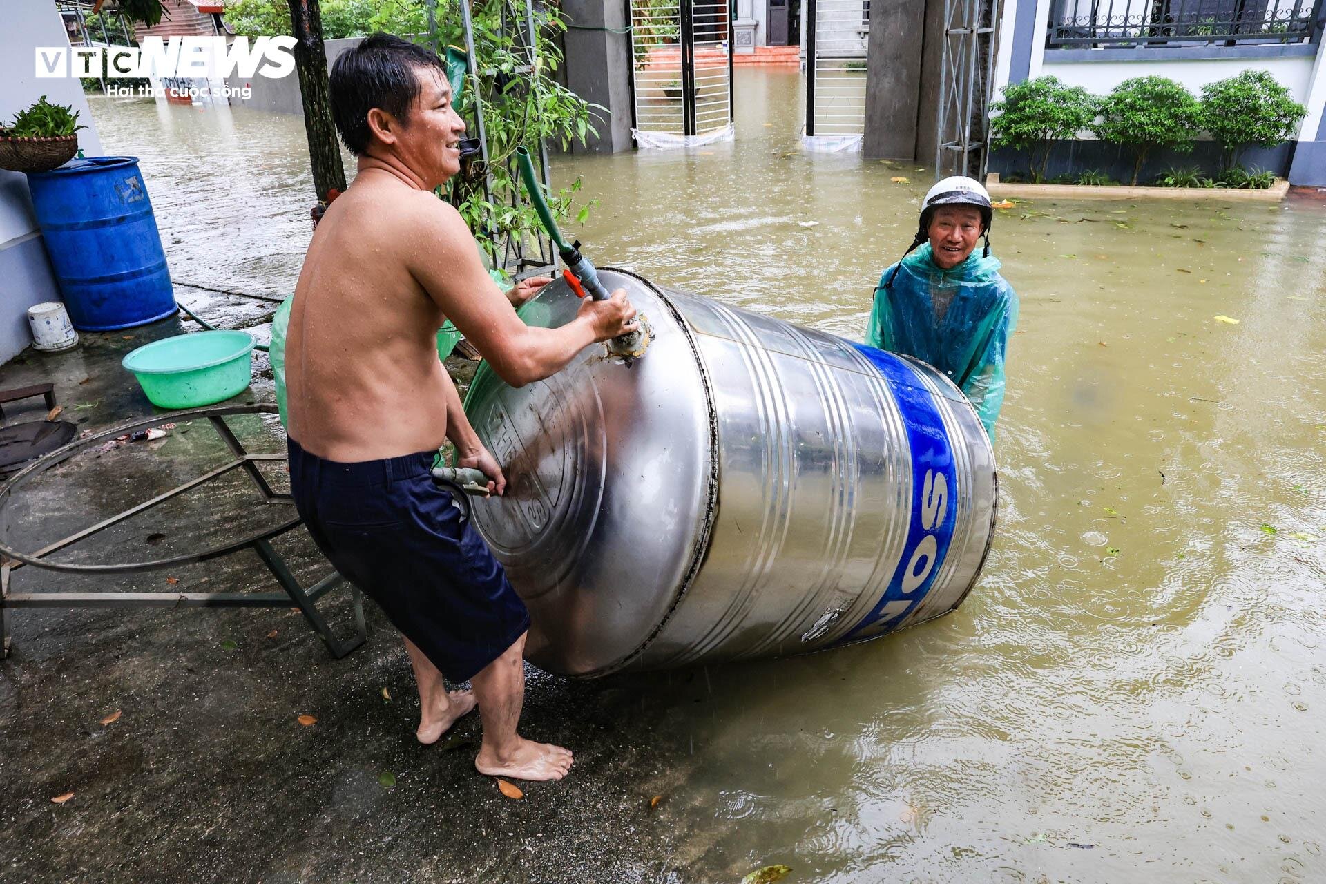 Hà Nội: Huyện Chương Mỹ ngập nặng, nước lũ cao đến đầu người - 9