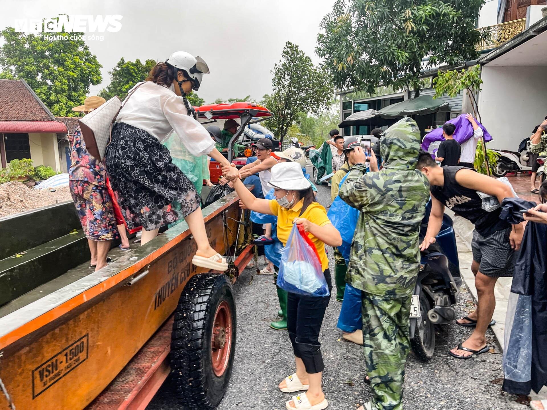 Hà Nội: Huyện Chương Mỹ ngập nặng, nước lũ cao đến đầu người - 5