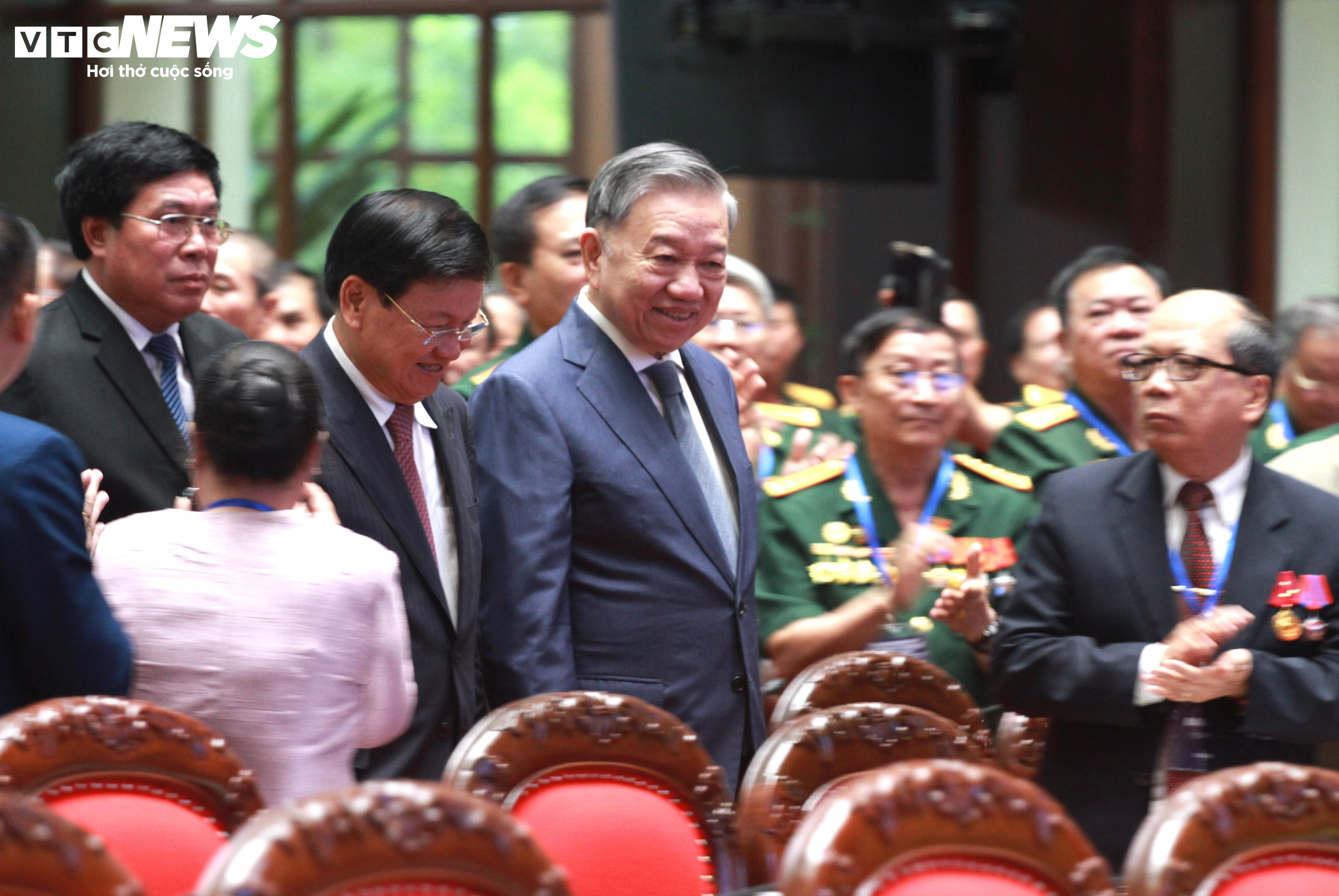 Tổng Bí thư, Chủ tịch nước Lào xúc động gặp cựu quân tình nguyện Việt Nam - 1