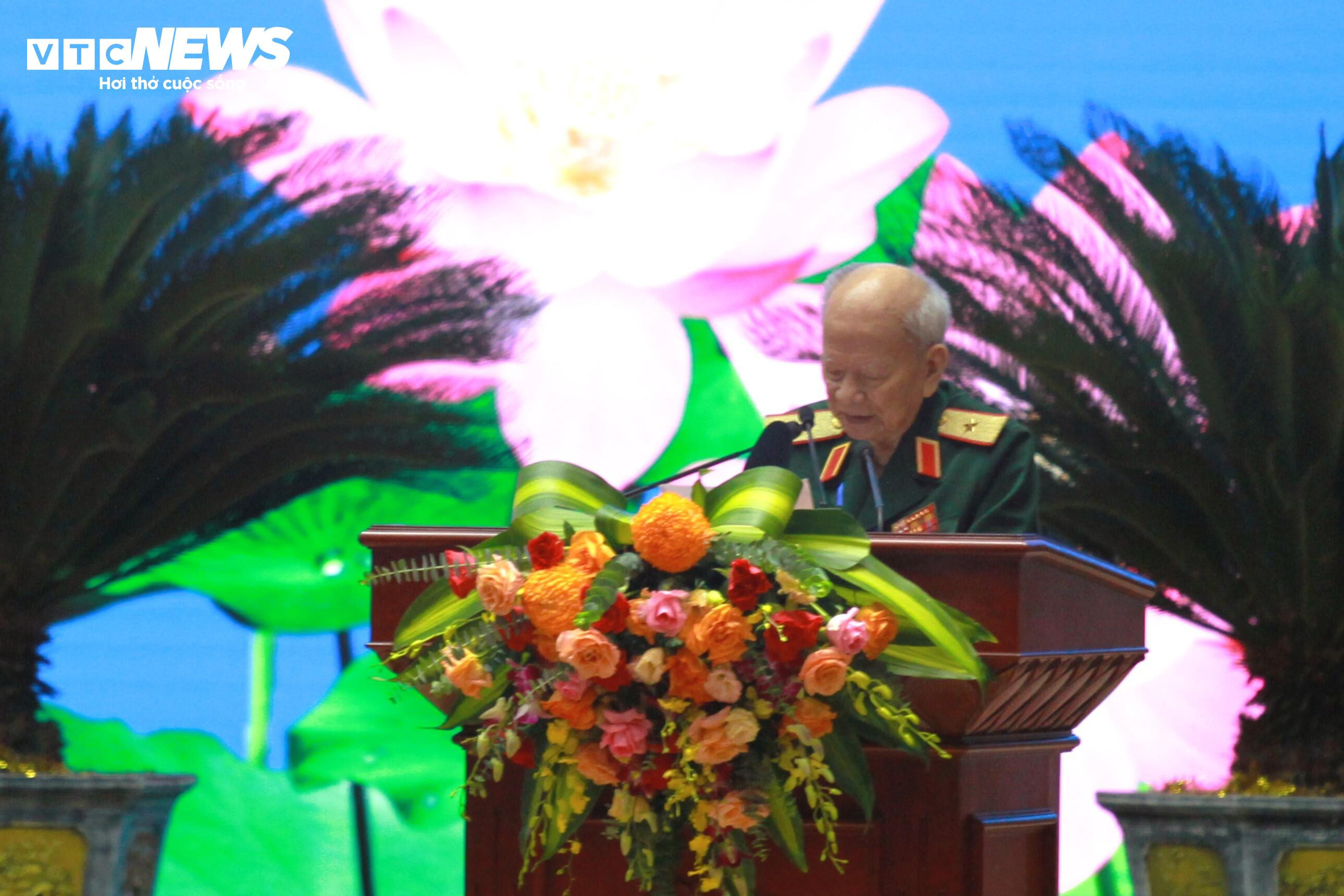 Tổng Bí thư, Chủ tịch nước Lào xúc động gặp cựu quân tình nguyện Việt Nam - 4