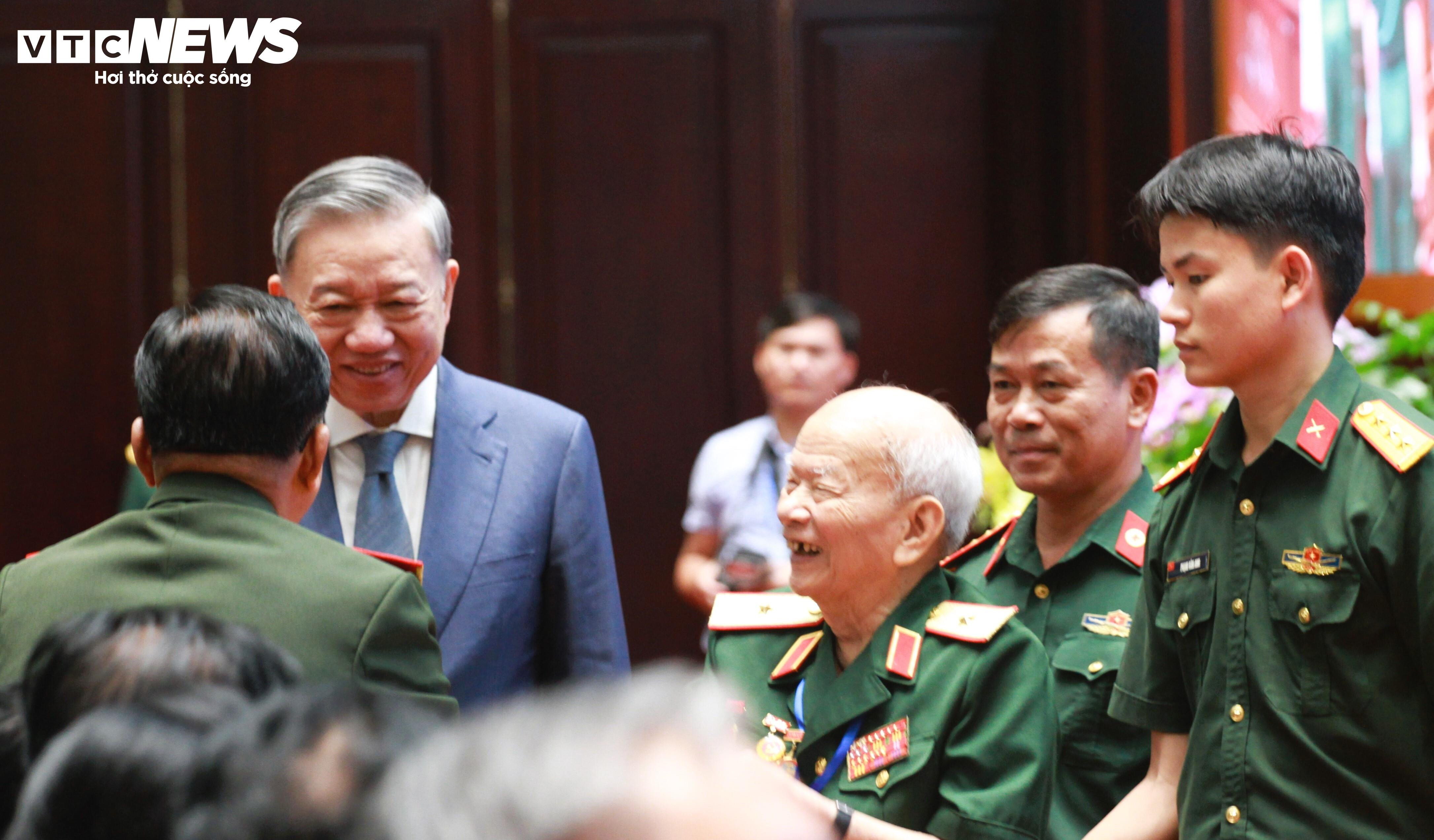 Tổng Bí thư, Chủ tịch nước Lào xúc động gặp cựu quân tình nguyện Việt Nam - 5