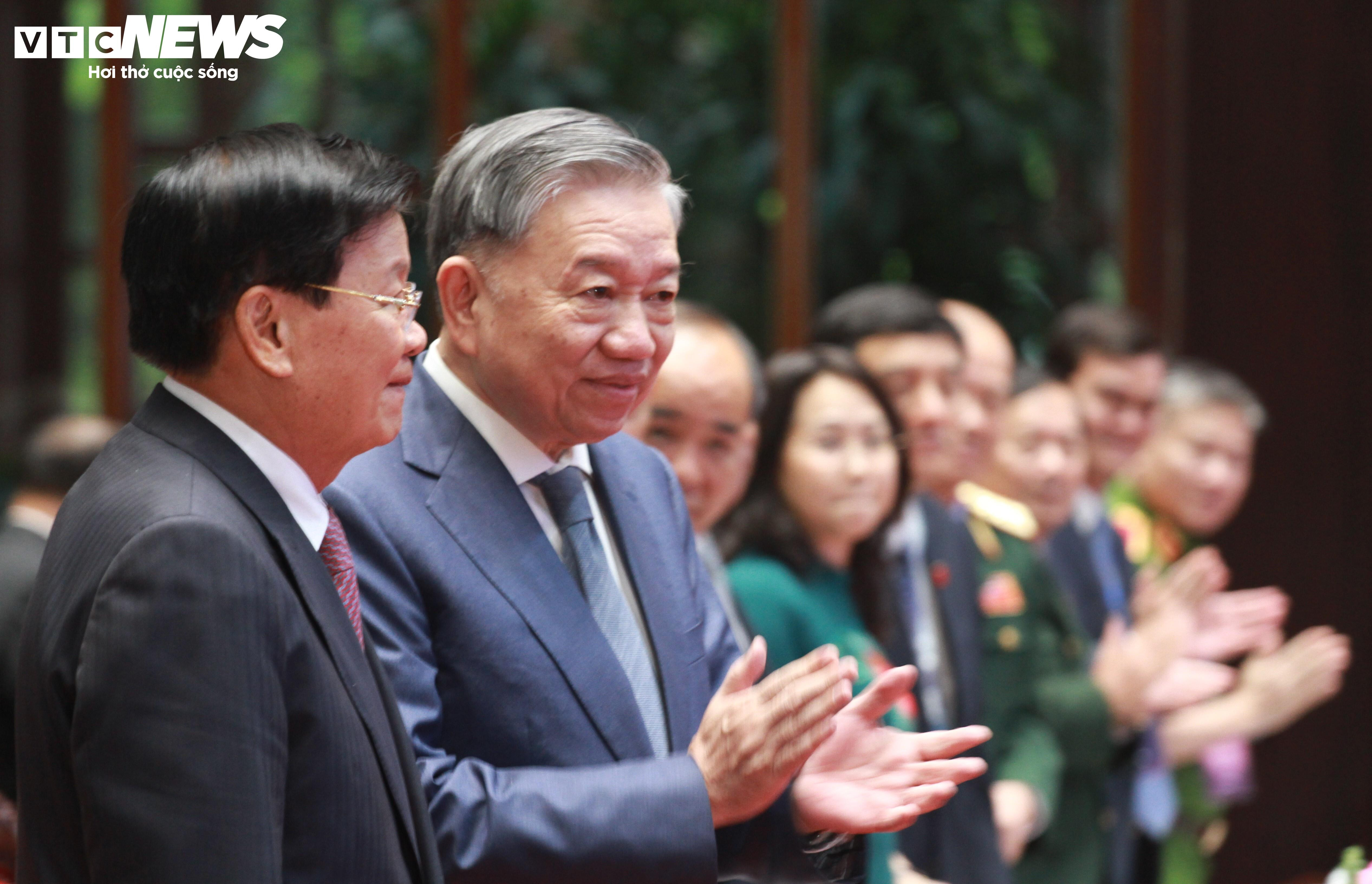 Tổng Bí thư, Chủ tịch nước Lào xúc động gặp cựu quân tình nguyện Việt Nam - 2