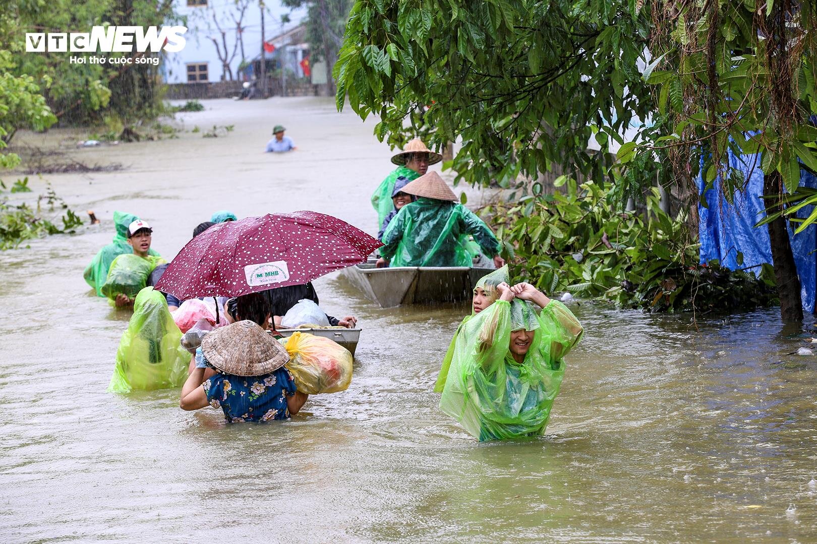 Hà Nội: Huyện Chương Mỹ ngập nặng, nước lũ cao đến đầu người - 6