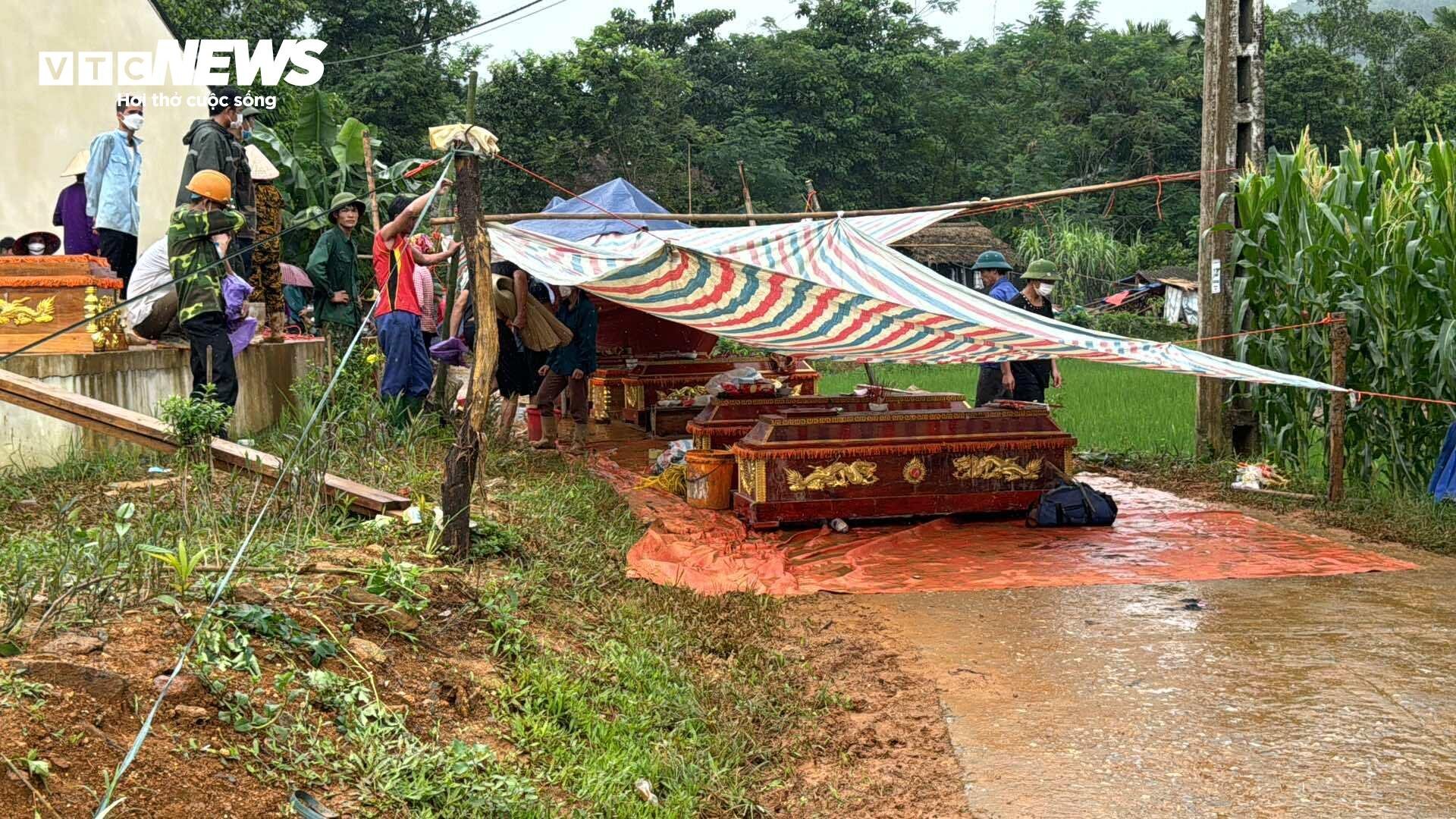 Tiếng khóc xé lòng tại nơi xảy ra lũ quét cả bản làng ở Lào Cai  - 1