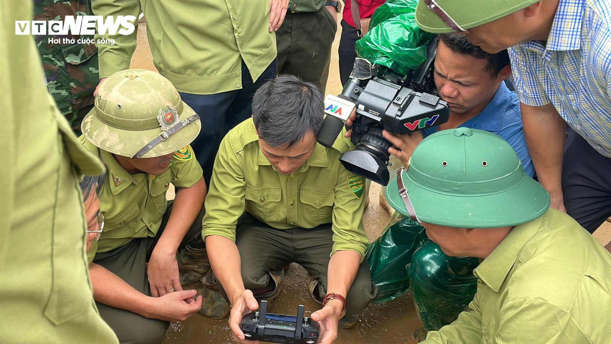 Tiếng khóc xé lòng tại nơi xảy ra lũ quét cả bản làng ở Lào Cai - 13
