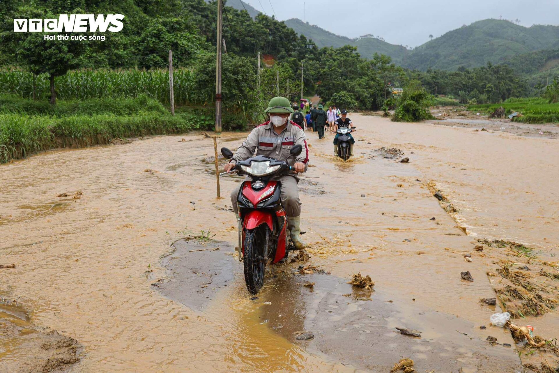 Tiếng khóc xé lòng tại nơi xảy ra lũ quét cả bản làng ở Lào Cai  - 16