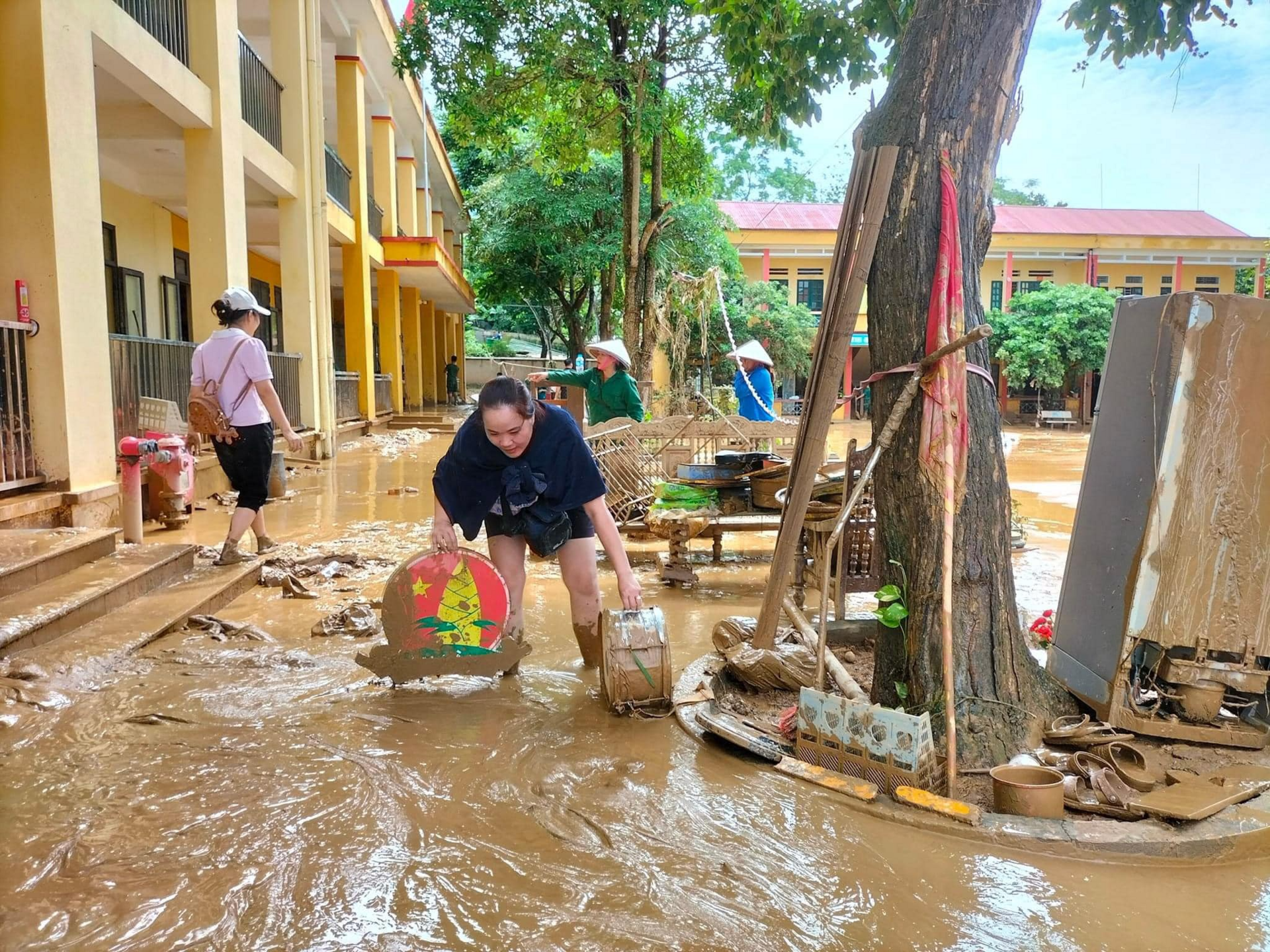 Cô giáo vùng cao nghẹn ngào nhìn sách vở, bàn ghế ngập trong bùn đất - 13