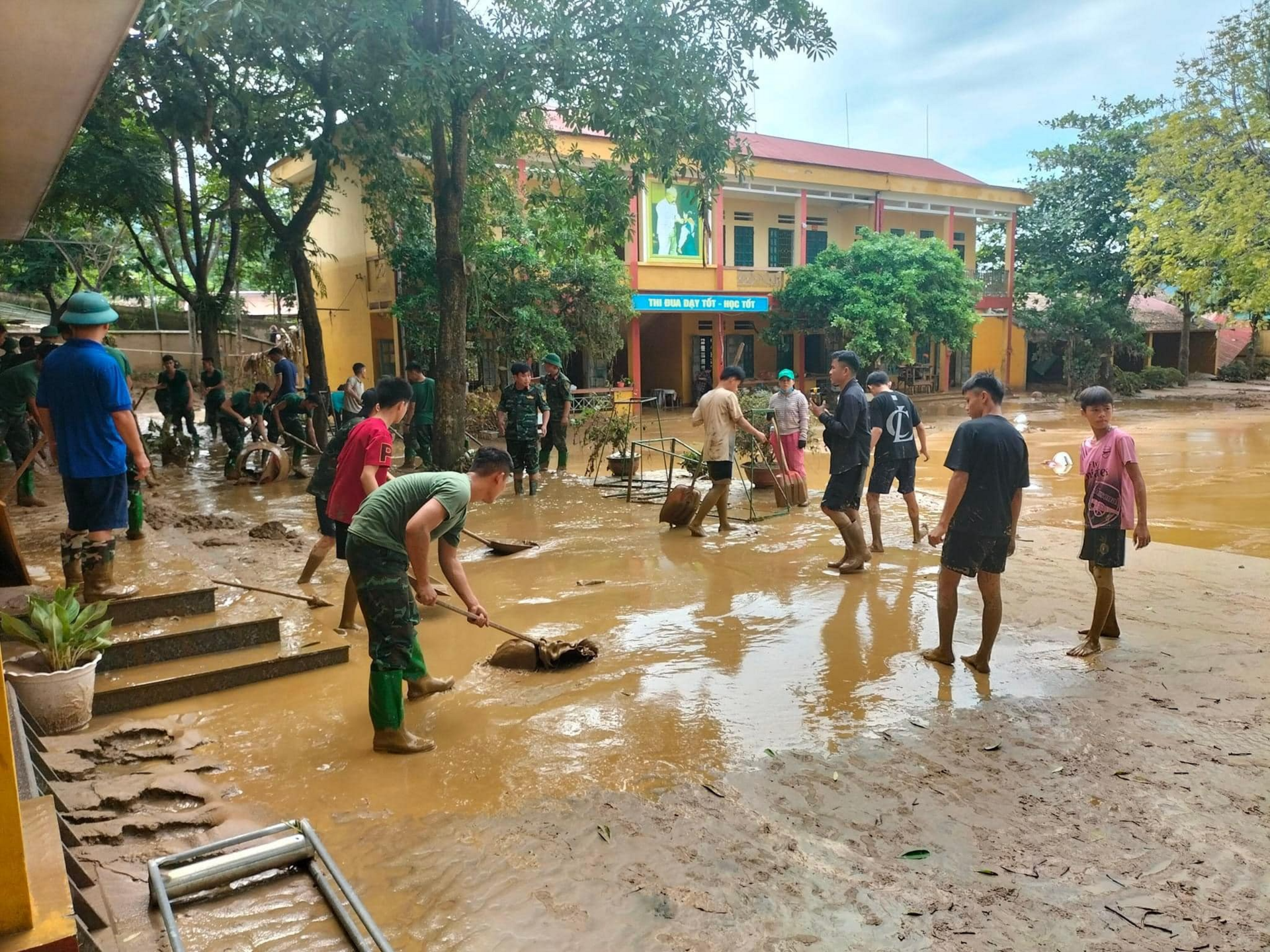 Cô giáo vùng cao nghẹn ngào nhìn sách vở, bàn ghế ngập trong bùn đất - 12