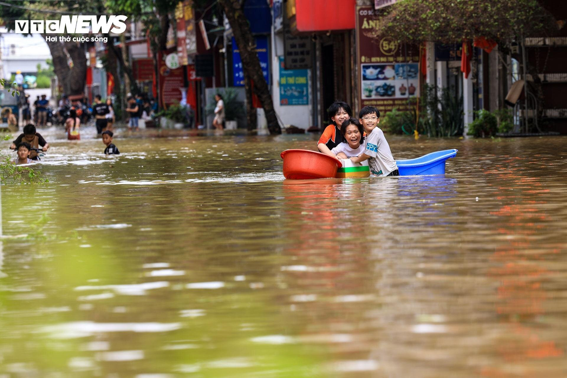 Tiểu thương làng gốm Bát Tràng mất cả trăm triệu chỉ sau một đêm lũ - 12