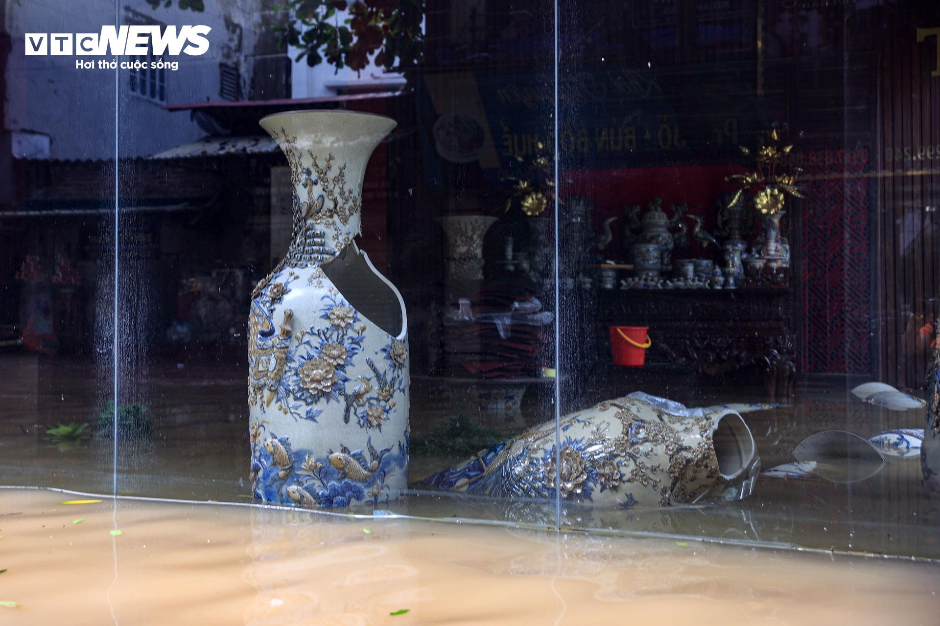 Tiểu thương làng gốm Bát Tràng mất cả trăm triệu chỉ sau một đêm lũ - 8
