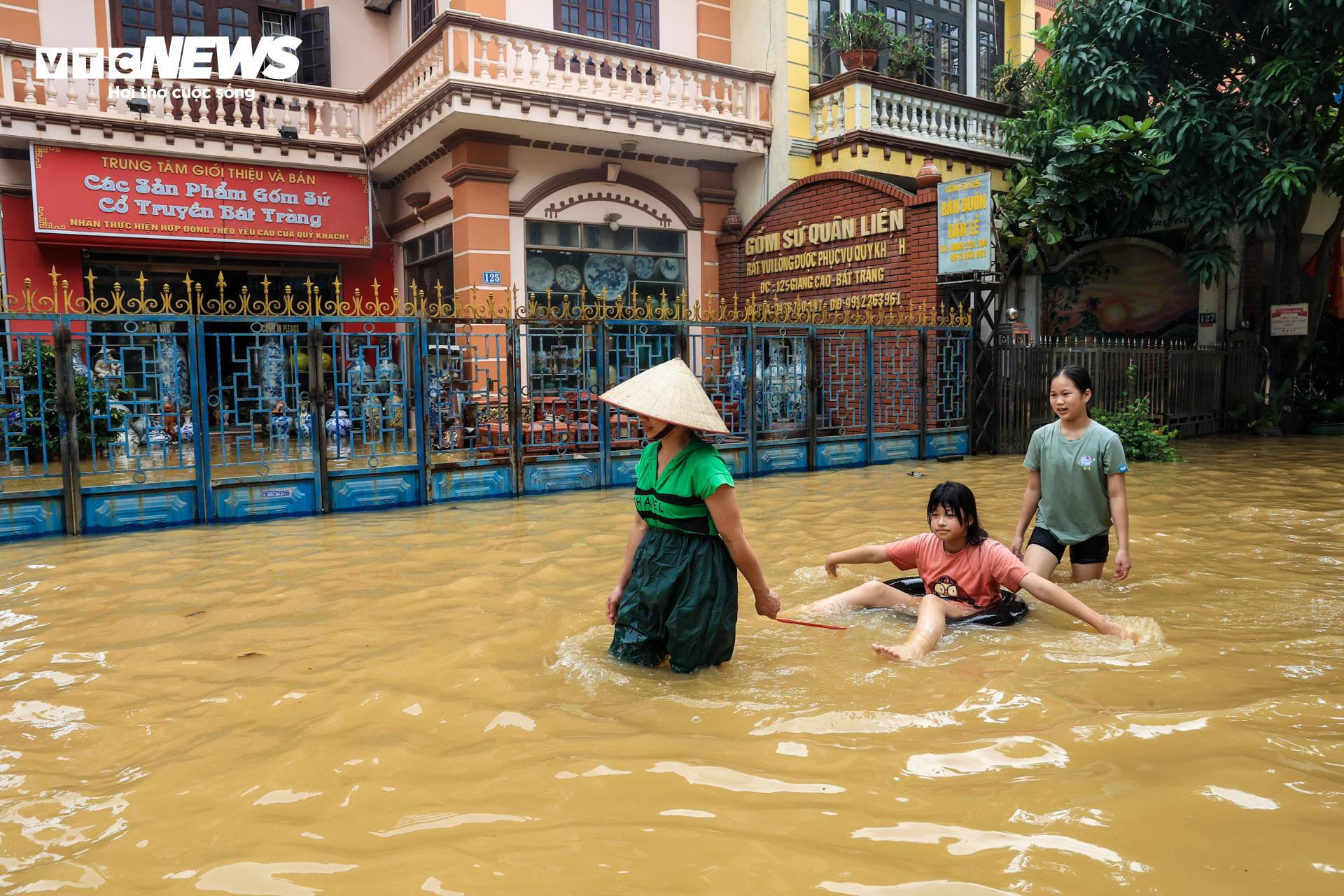 Tiểu thương làng gốm Bát Tràng mất cả trăm triệu chỉ sau một đêm lũ - 3