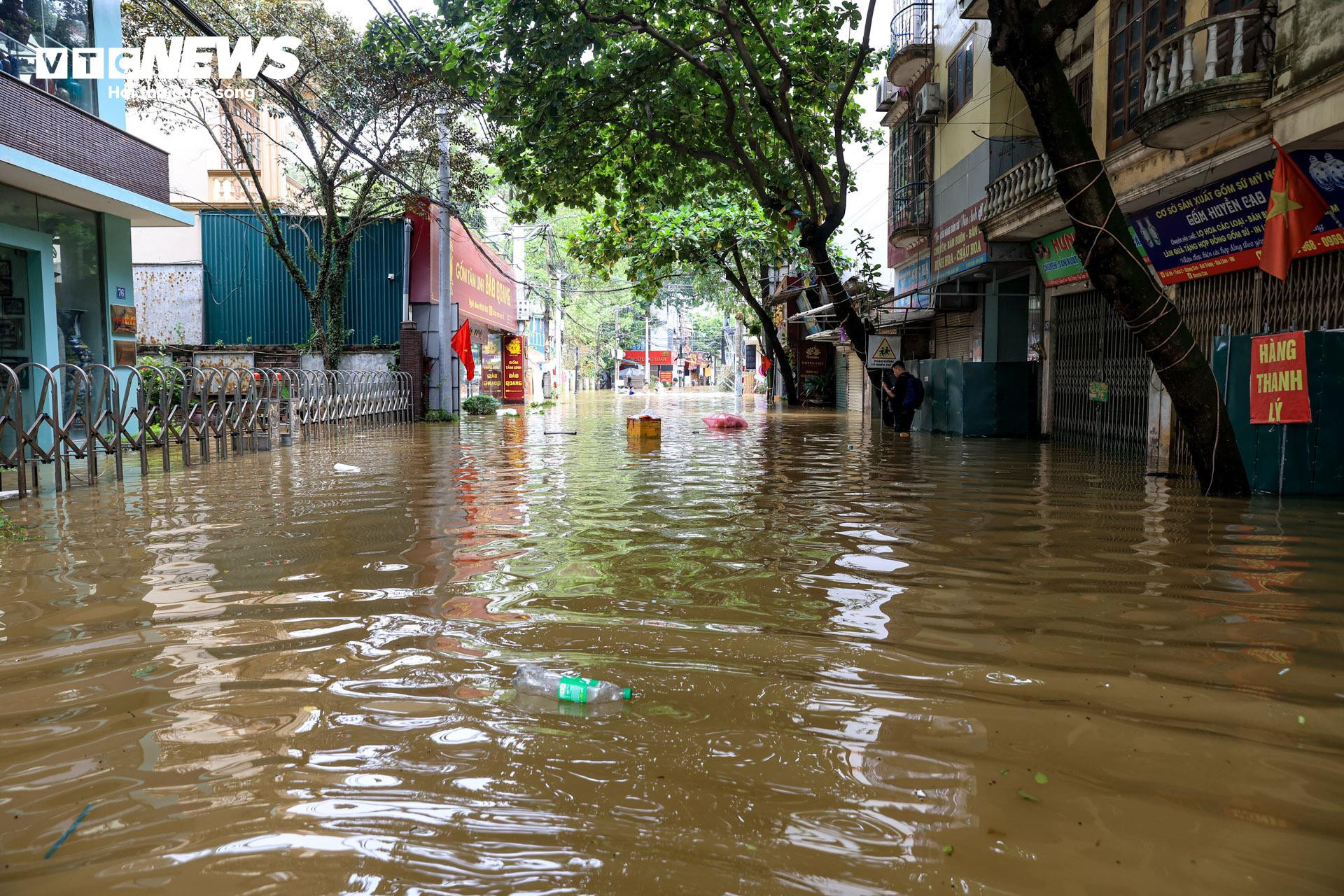 Tiểu thương làng gốm Bát Tràng mất cả trăm triệu chỉ sau một đêm lũ - 6