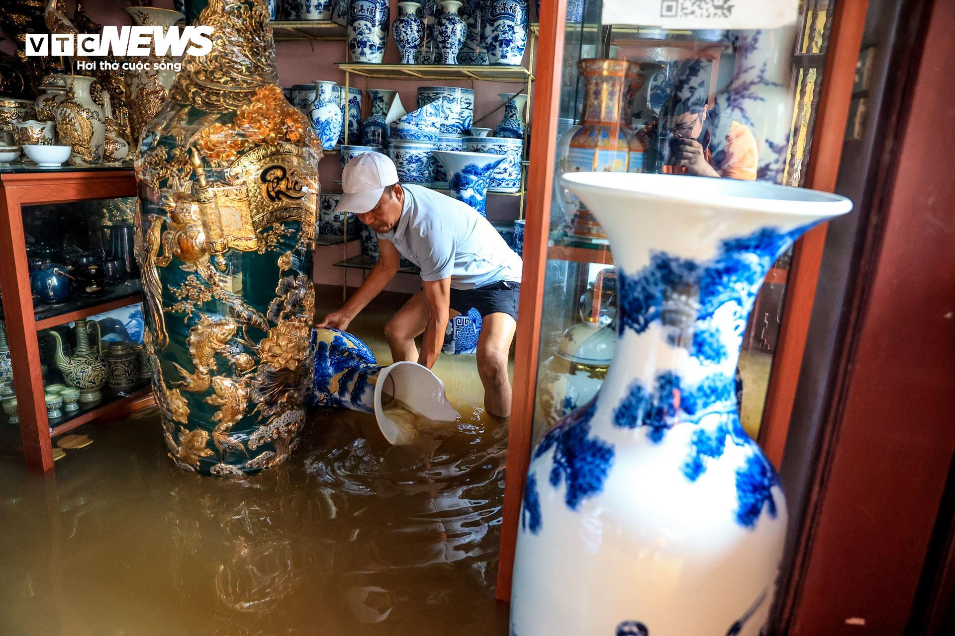Tiểu thương làng gốm Bát Tràng mất cả trăm triệu chỉ sau một đêm lũ - 7
