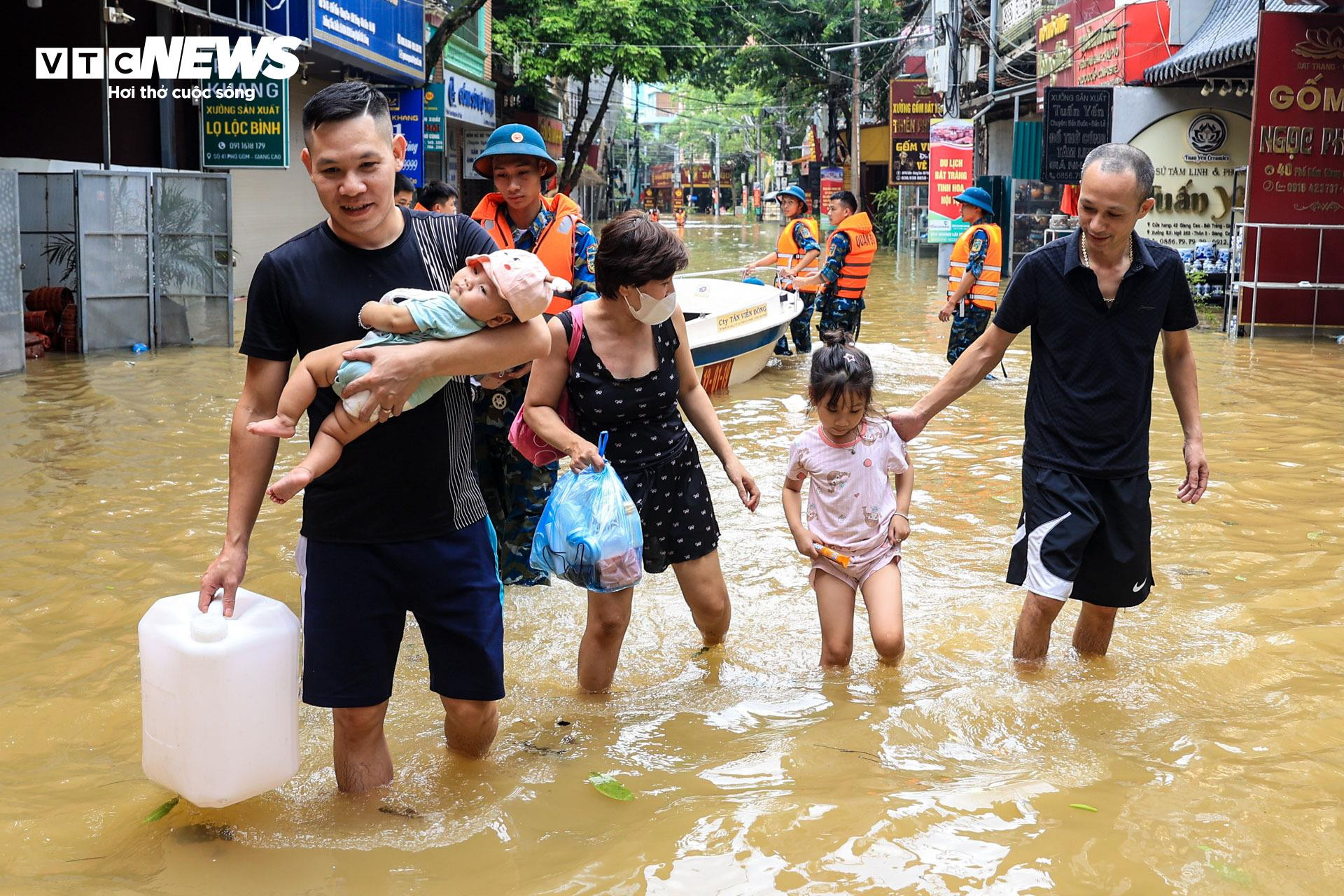 Tiểu thương làng gốm Bát Tràng mất cả trăm triệu chỉ sau một đêm lũ - 13