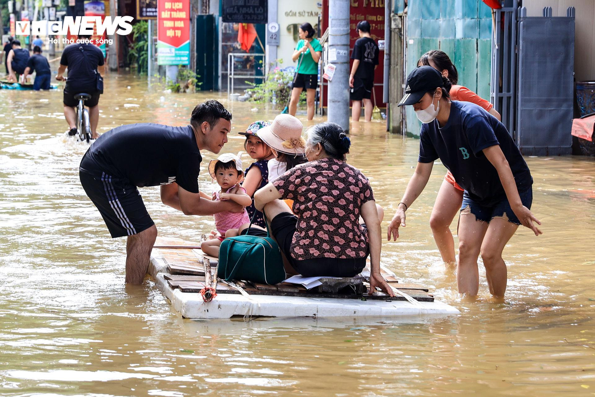 Tiểu thương làng gốm Bát Tràng mất cả trăm triệu chỉ sau một đêm lũ - 15