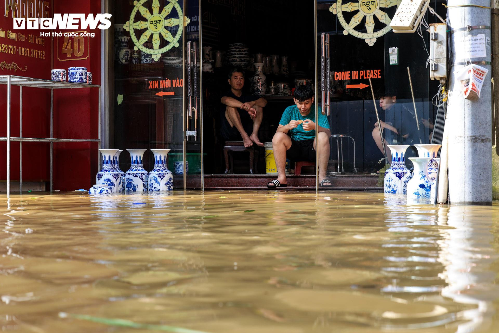 Tiểu thương làng gốm Bát Tràng mất cả trăm triệu chỉ sau một đêm lũ - 4