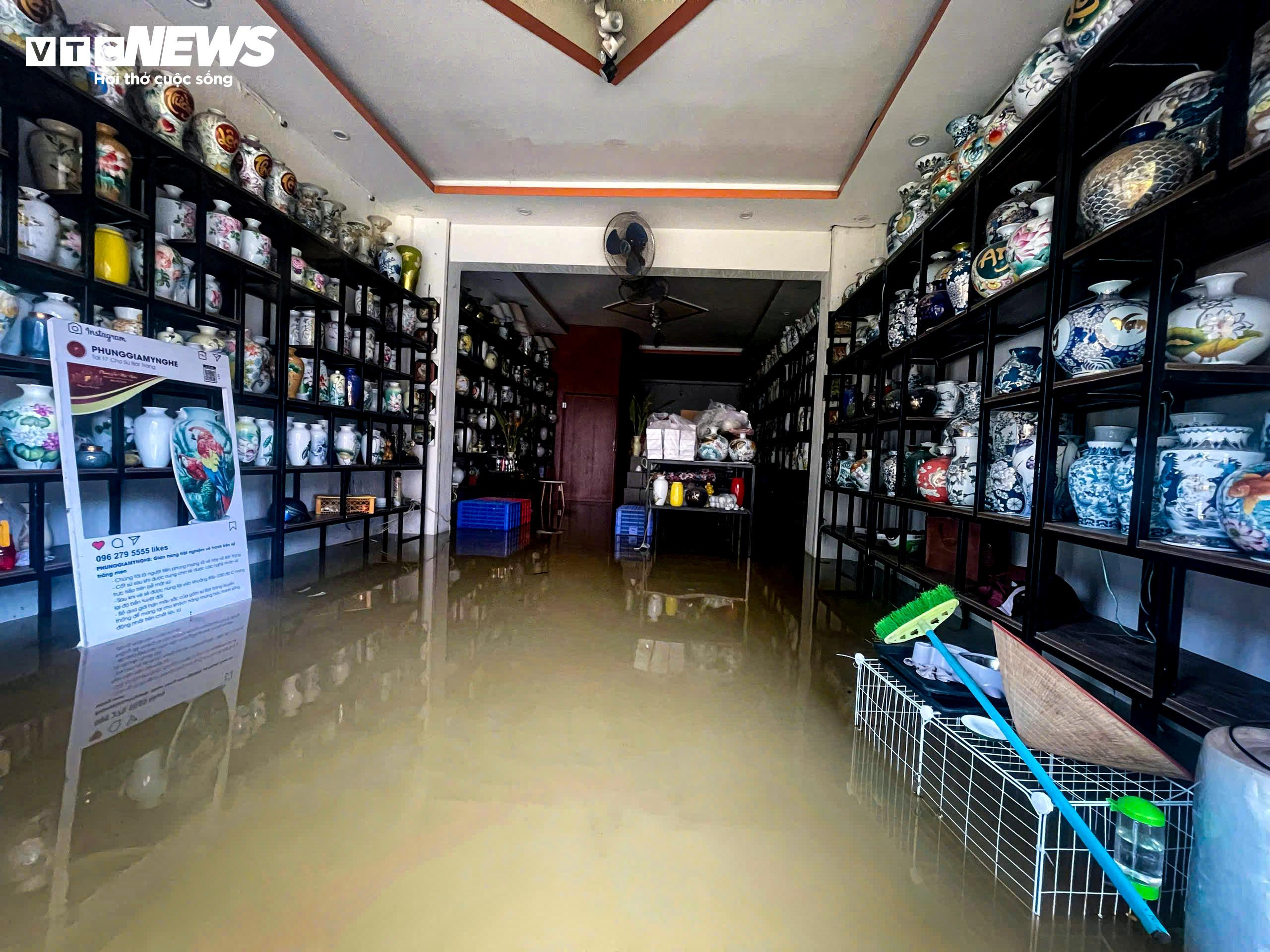 Tiểu thương làng gốm Bát Tràng mất cả trăm triệu chỉ sau một đêm lũ - 9