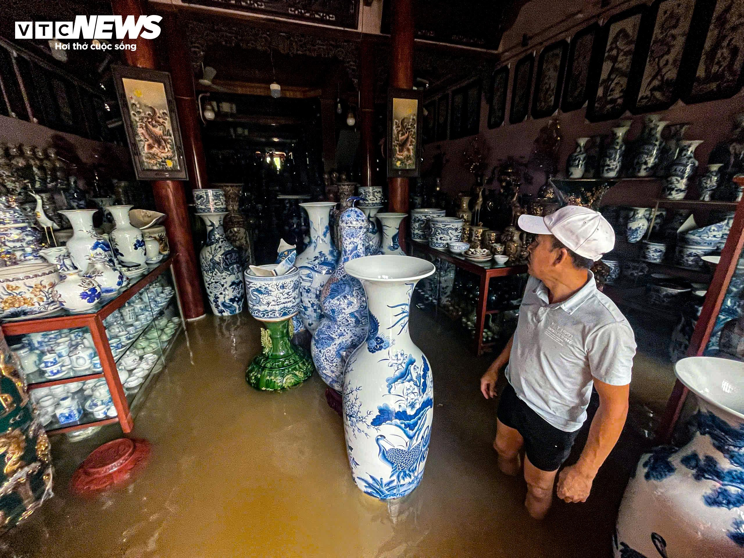 Tiểu thương làng gốm Bát Tràng mất cả trăm triệu chỉ sau một đêm lũ - 10