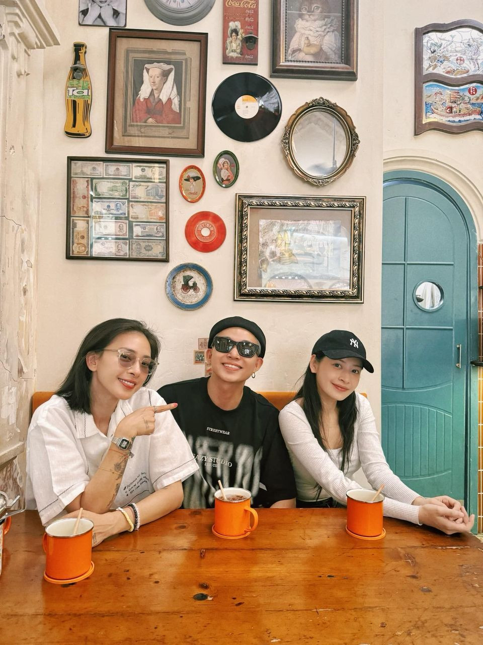 Sao Việt 14/9: Nam Thư tươi tắn đi cúng Tổ nghề, Minh Hằng khoe hậu phương - 6