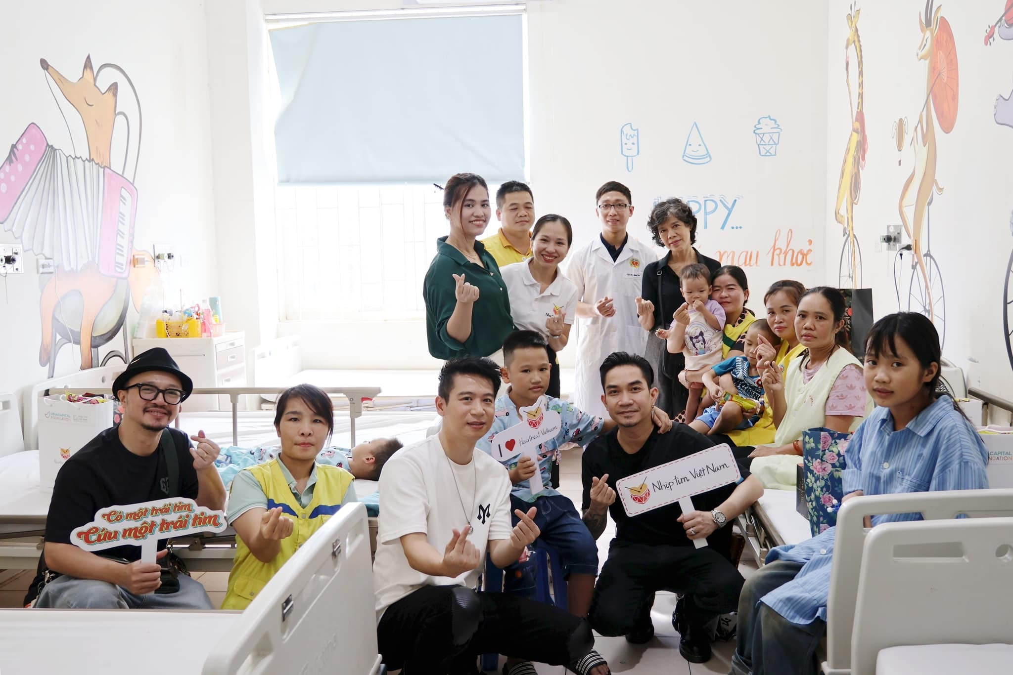 Sao Việt 14/9: Nam Thư tươi tắn đi cúng Tổ nghề, Minh Hằng khoe hậu phương - 7