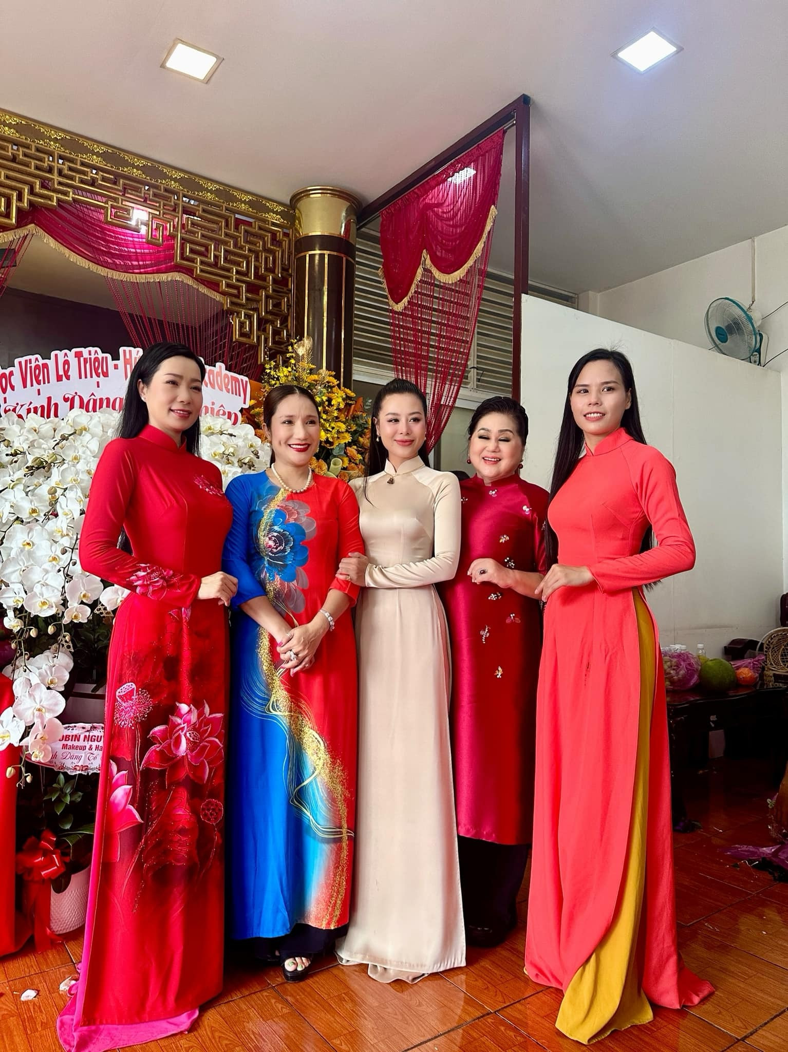 Sao Việt 14/9: Nam Thư tươi tắn đi cúng Tổ nghề, Minh Hằng khoe hậu phương - 3