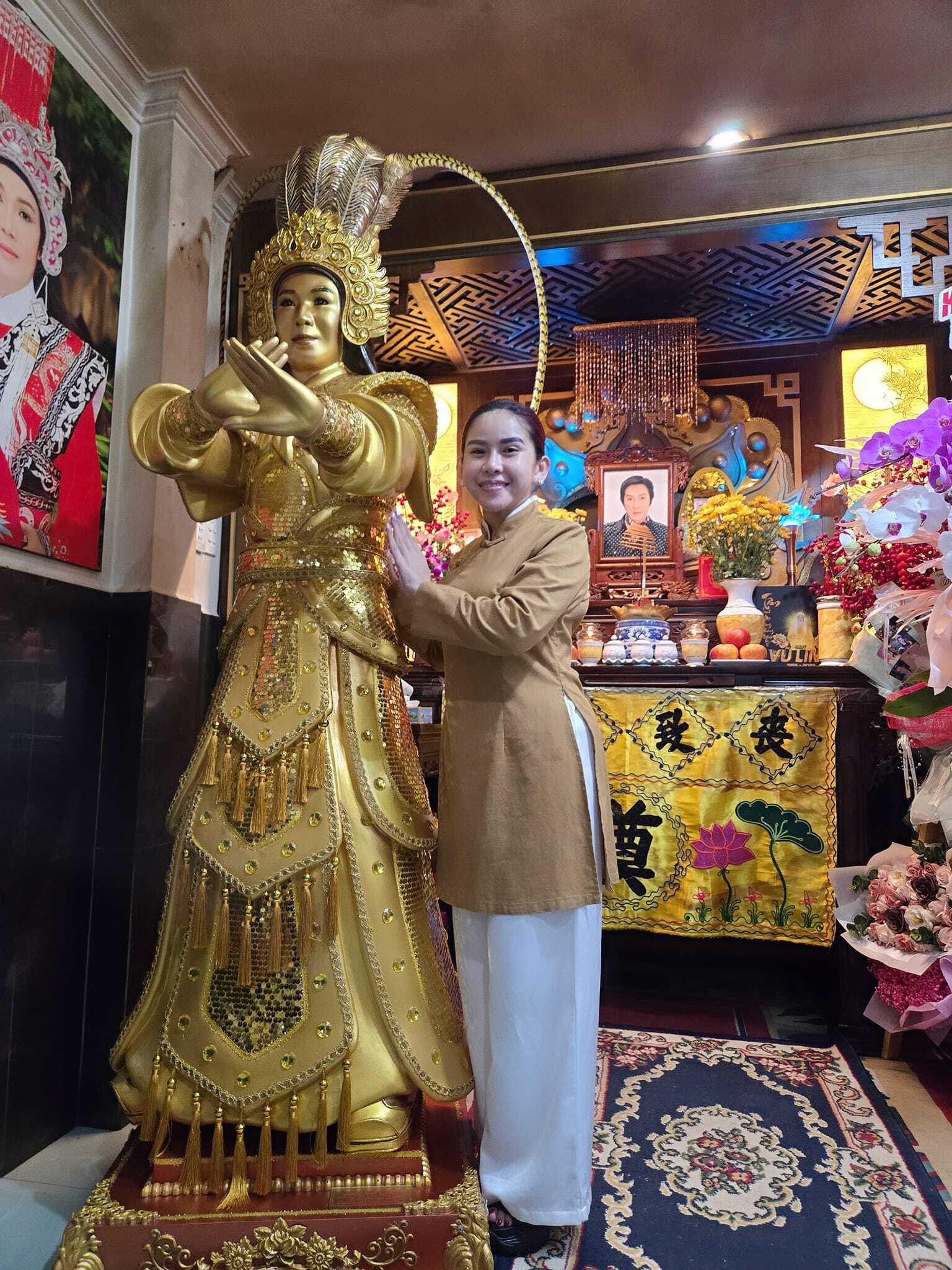 Sao Việt 14/9: Nam Thư tươi tắn đi cúng Tổ nghề, Minh Hằng khoe hậu phương - 9