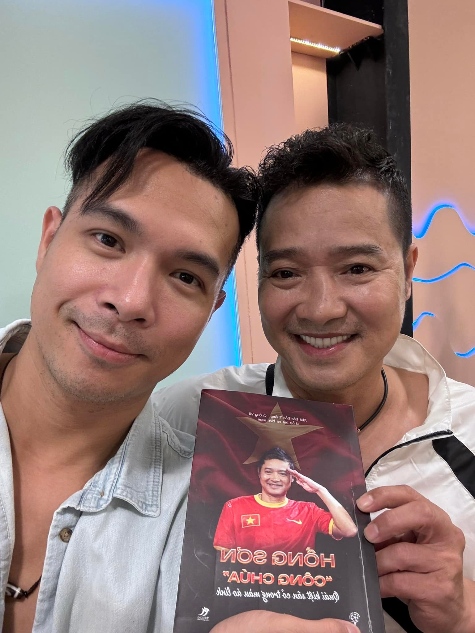 Sao Việt 14/9: Nam Thư tươi tắn đi cúng Tổ nghề, Minh Hằng khoe hậu phương - 10