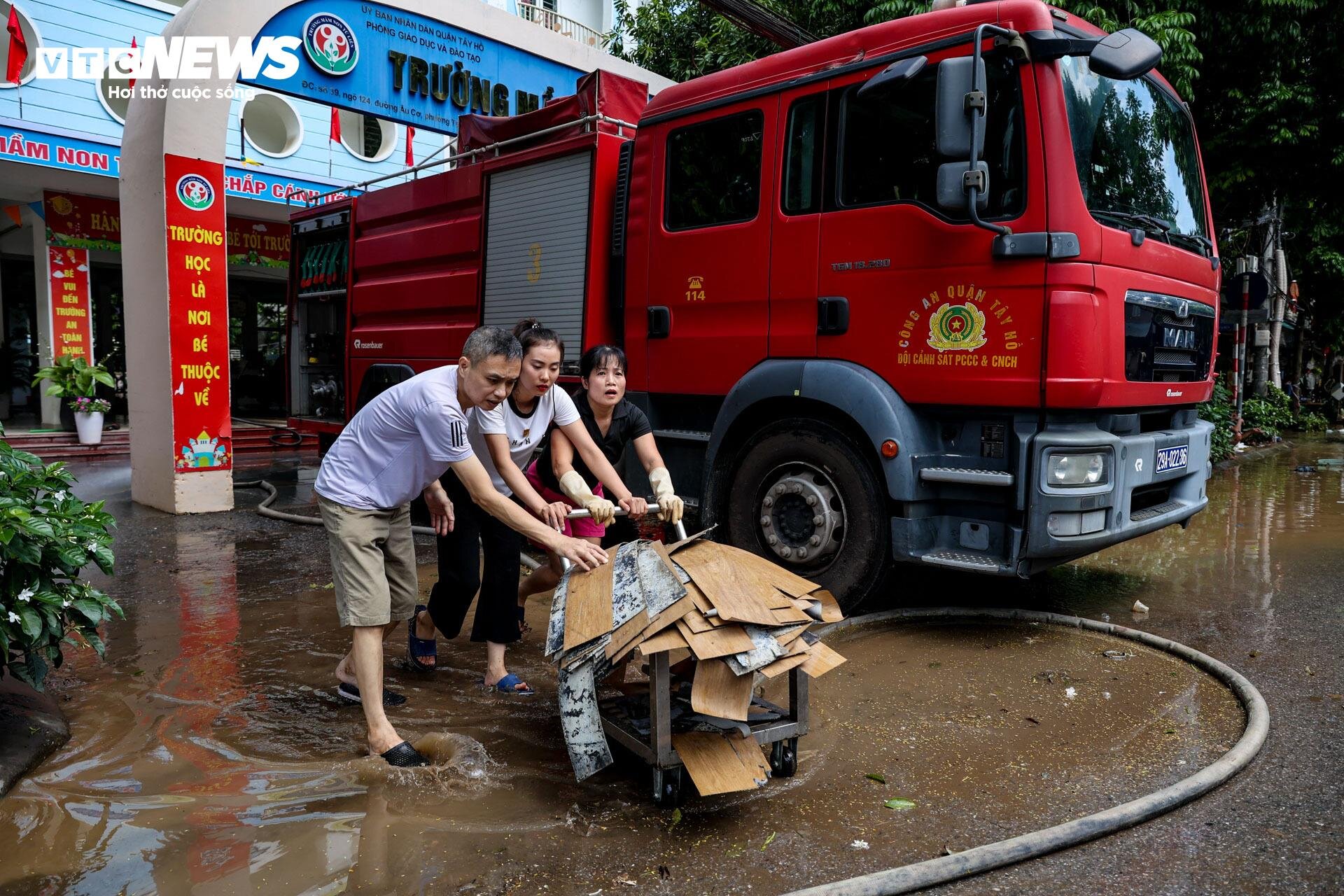 Lũ rút, người dân ven sông Hồng tất tả dọn dẹp nhà cửa - 3