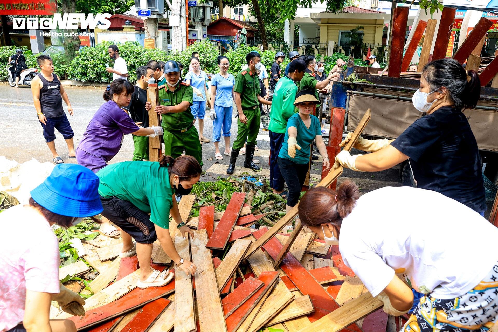 Lũ rút, người dân ven sông Hồng tất tả dọn dẹp nhà cửa - 5