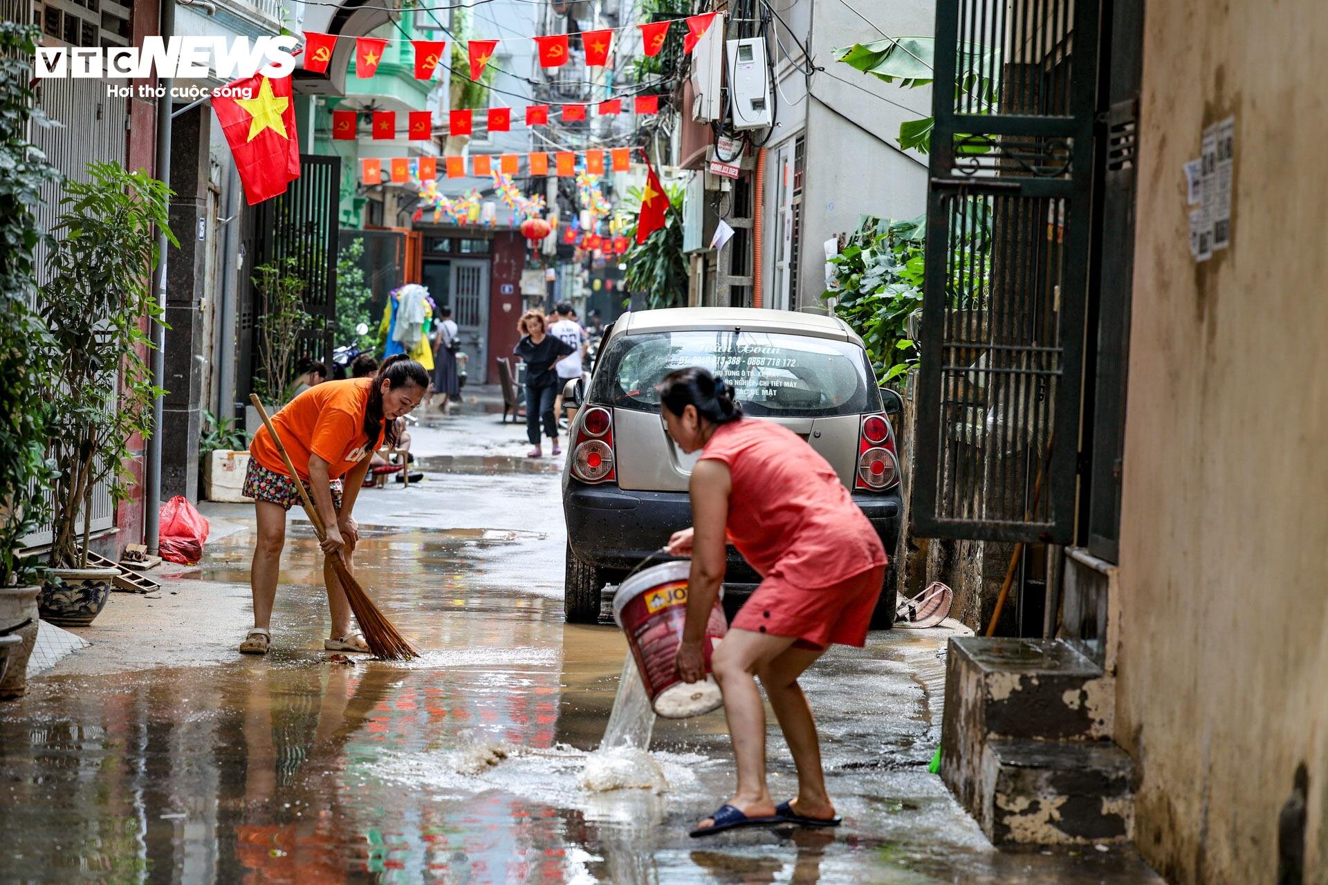 Lũ rút, người dân ven sông Hồng tất tả dọn dẹp nhà cửa - 11