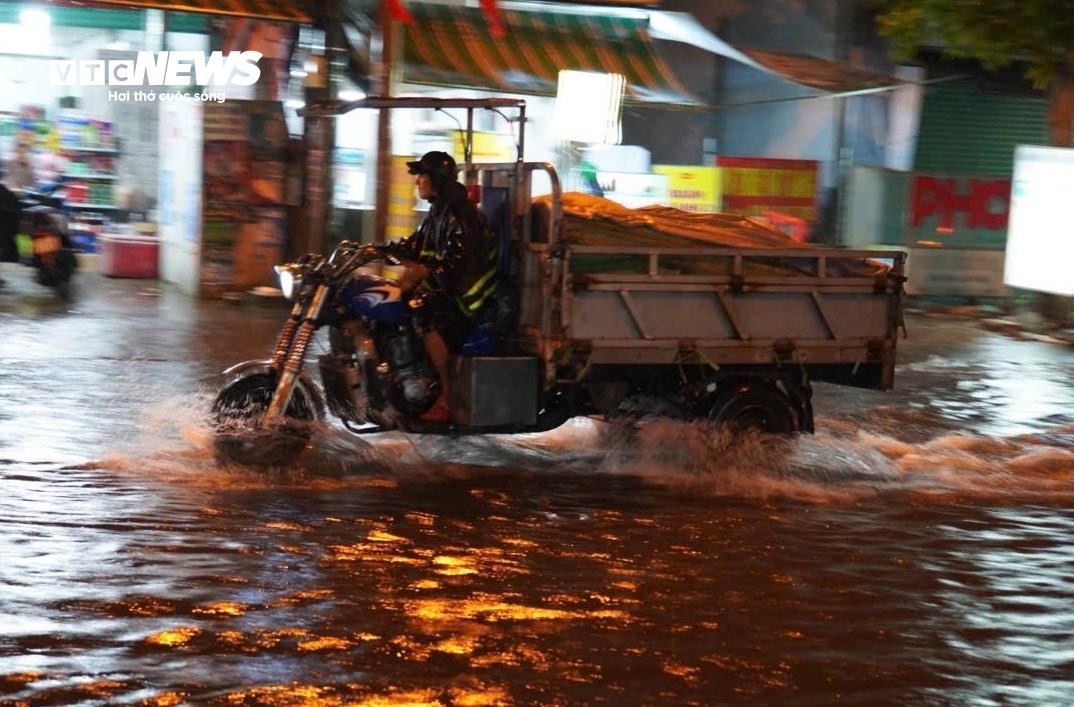 Mưa lớn giờ tan tầm, đường phố ở TP.HCM kẹt xe, ngập lụt - 12