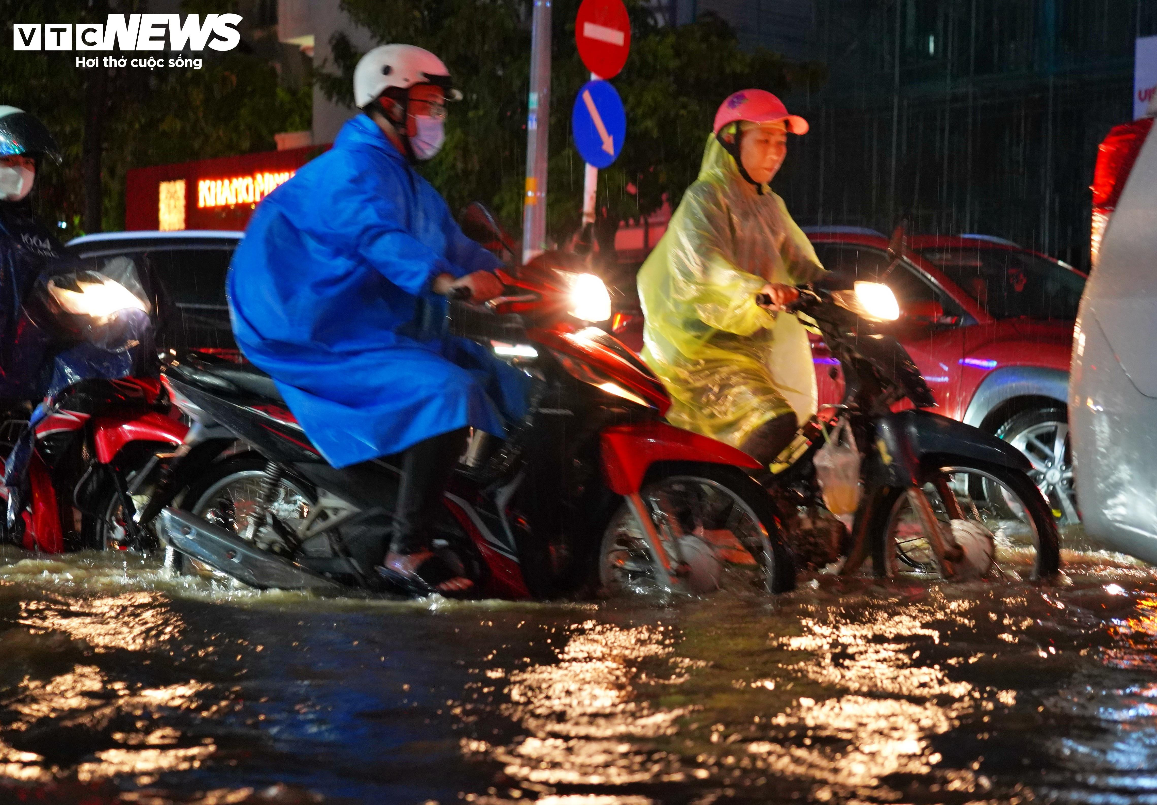 Mưa lớn giờ tan tầm, đường phố ở TP.HCM kẹt xe, ngập lụt - 6