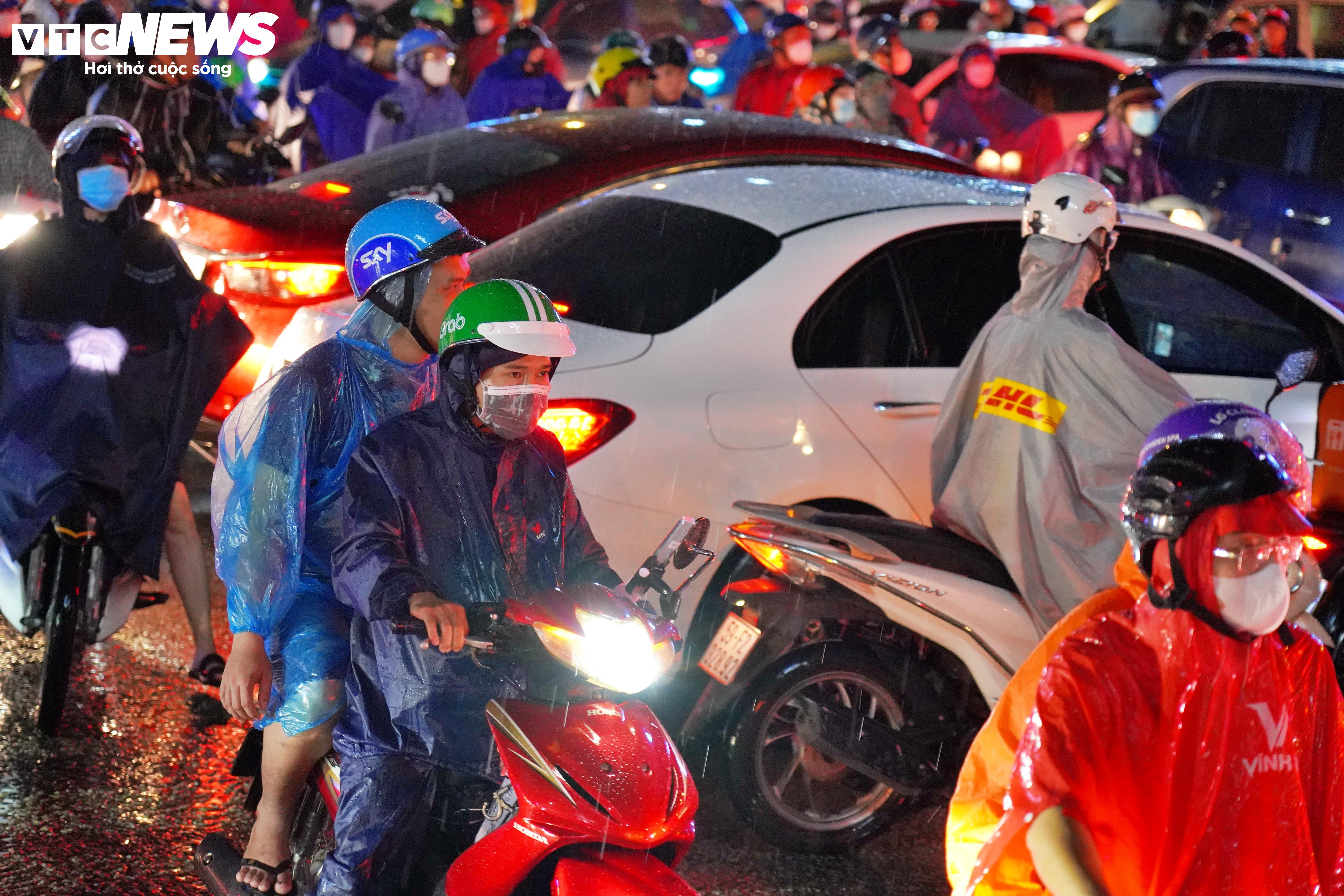 Mưa lớn giờ tan tầm, đường phố ở TP.HCM kẹt xe, ngập lụt - 14