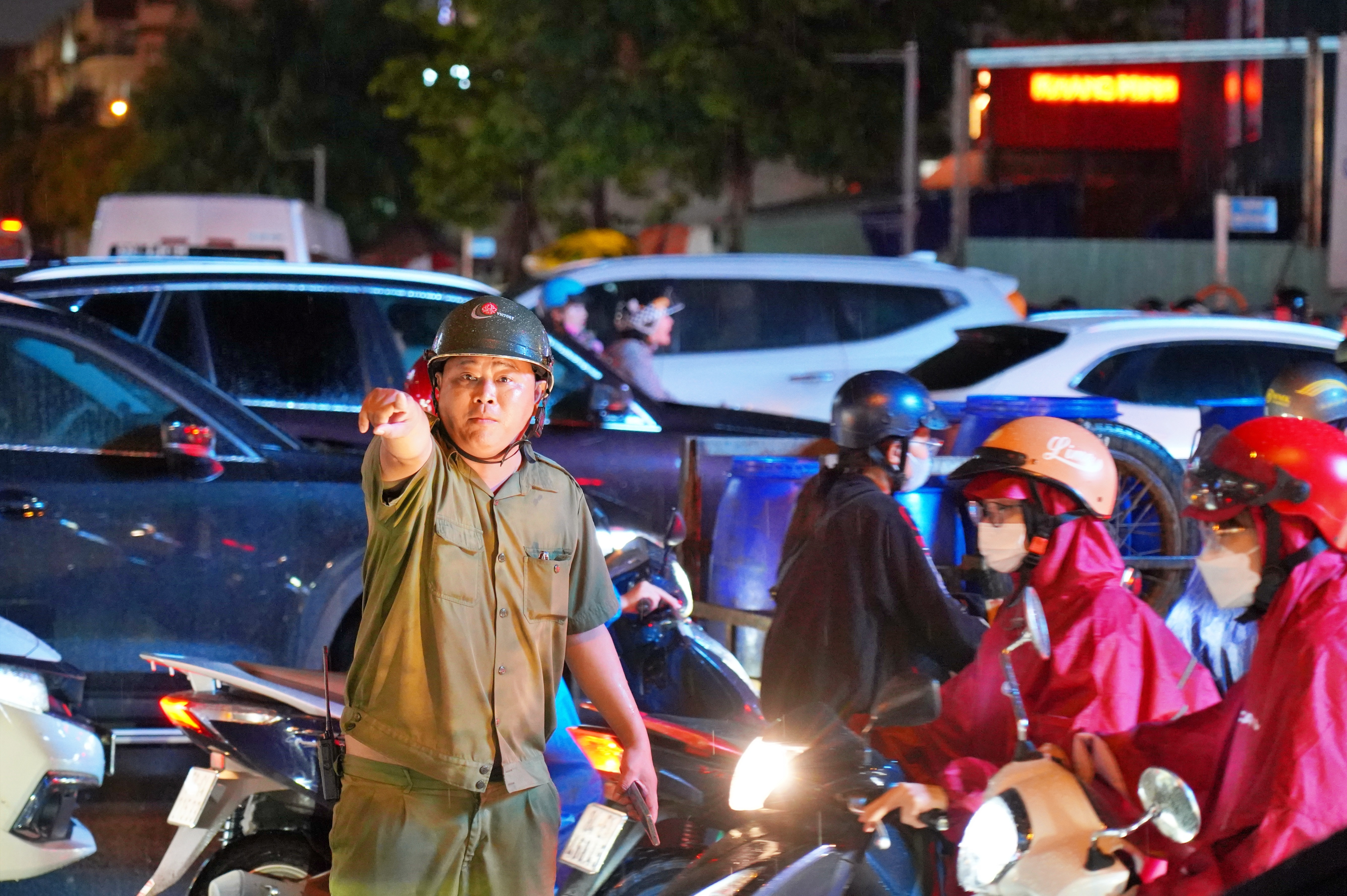 Mưa lớn giờ tan tầm, đường phố ở TP.HCM kẹt xe, ngập lụt - 10