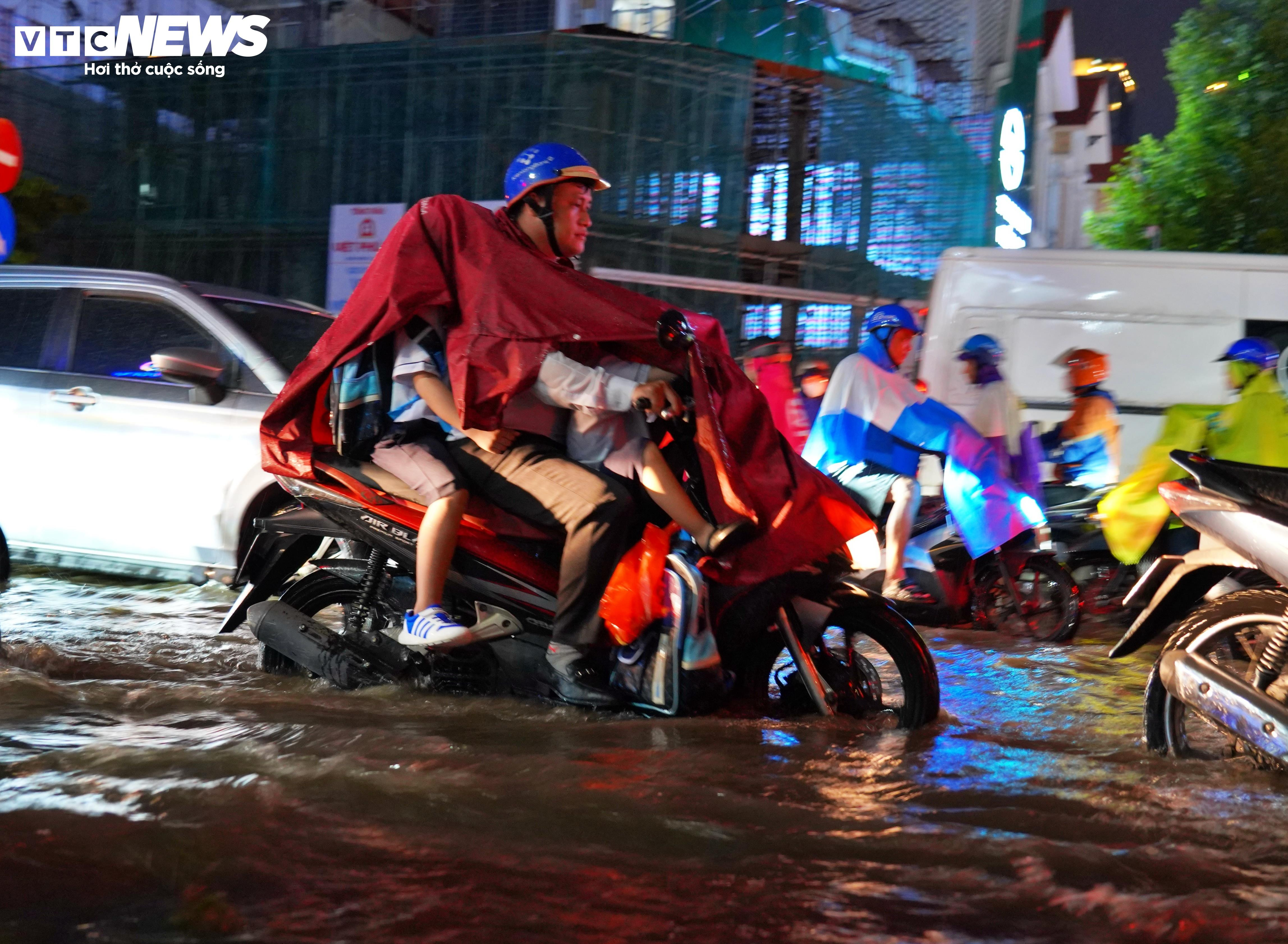 Mưa lớn giờ tan tầm, đường phố ở TP.HCM kẹt xe, ngập lụt - 3