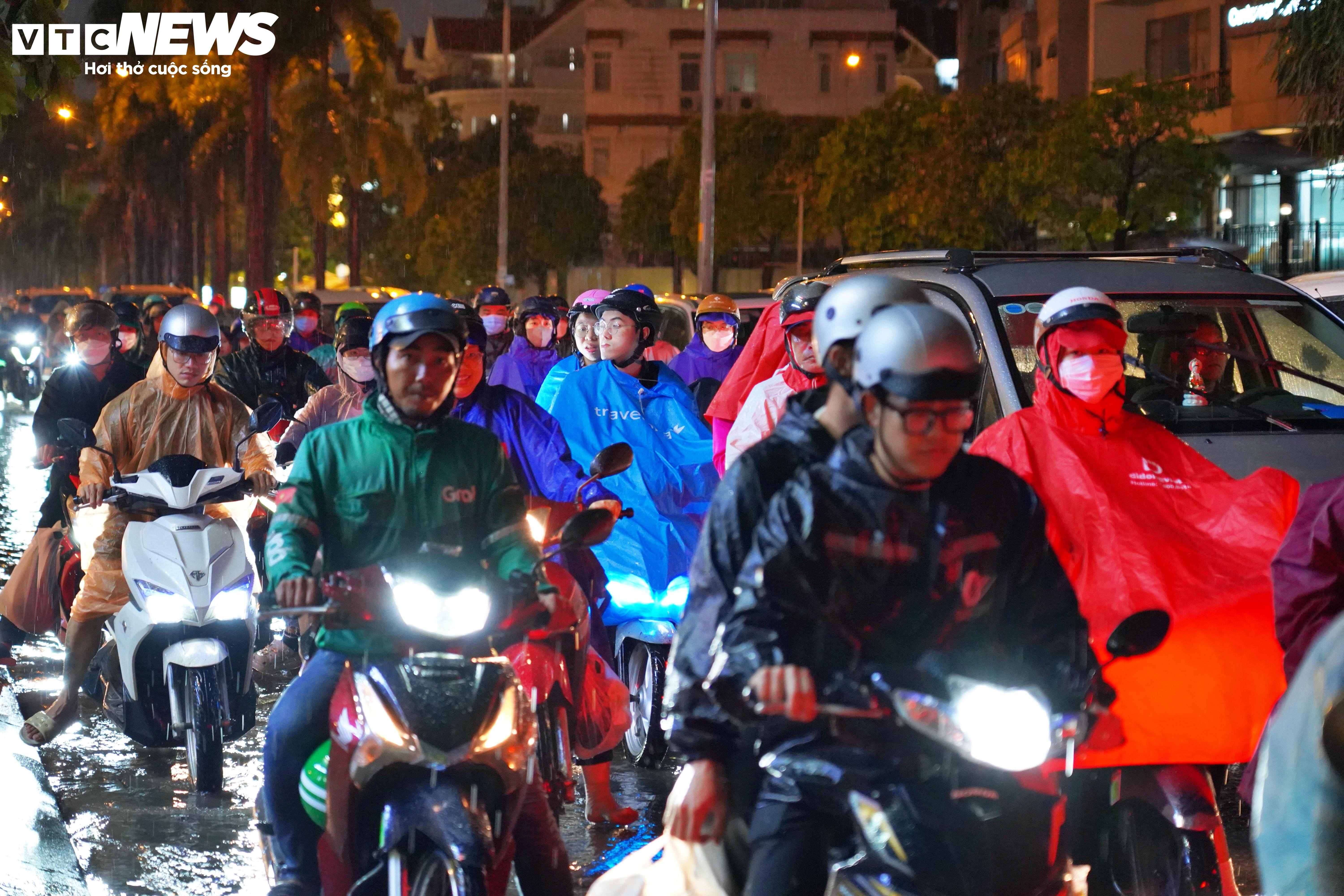 Mưa lớn giờ tan tầm, đường phố ở TP.HCM kẹt xe, ngập lụt - 5