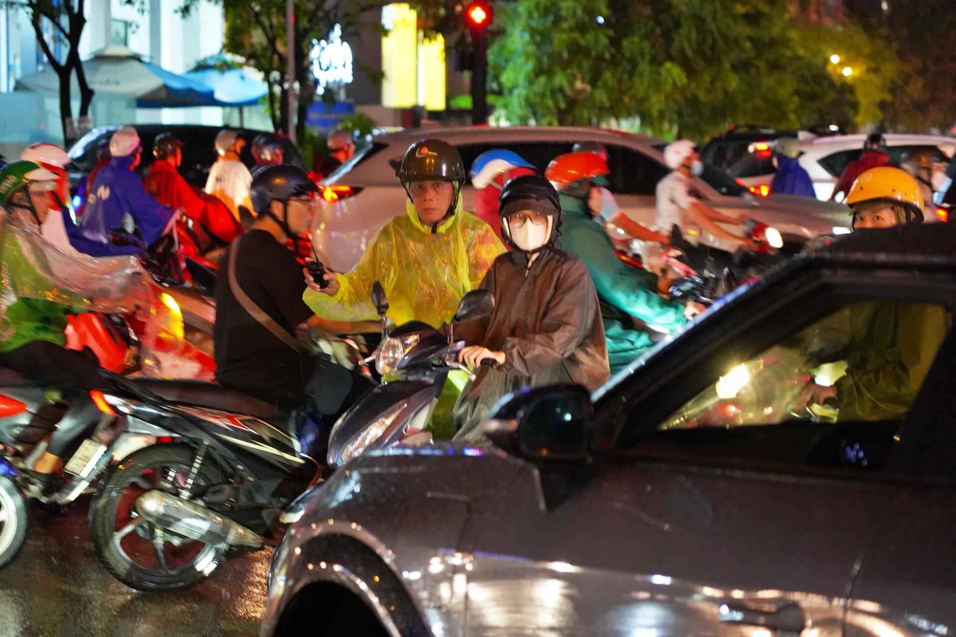 Mưa lớn giờ tan tầm, đường phố ở TP.HCM kẹt xe, ngập lụt - 9