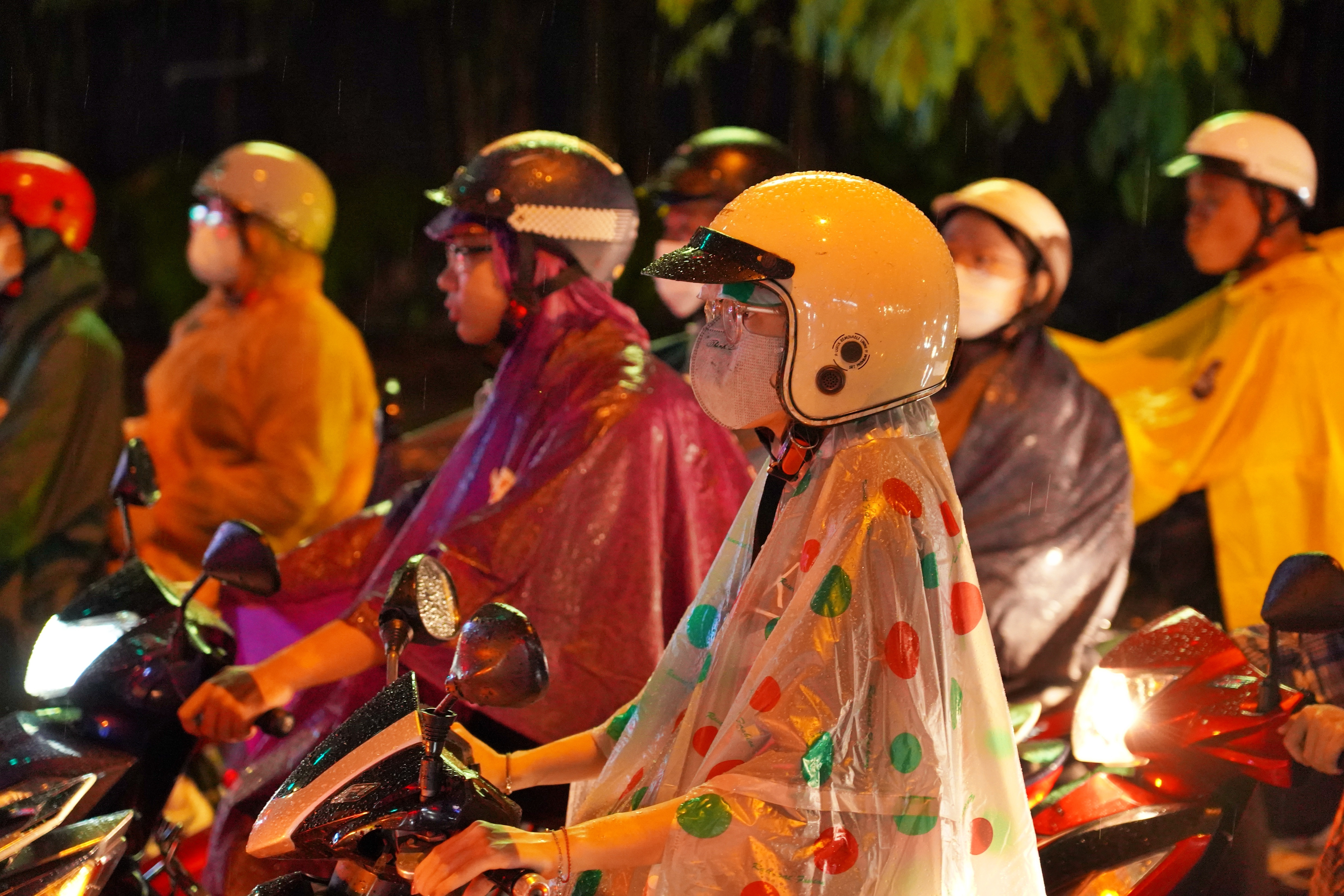 Mưa lớn giờ tan tầm, đường phố ở TP.HCM kẹt xe, ngập lụt - 4