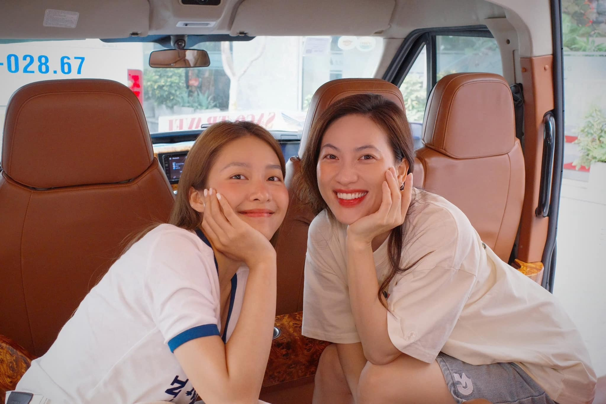 Sao Việt 16/9: Lệ Quyên đưa mẹ và bạn trai đi cúng Tổ nghề, Chải - Pu tình tứ - 6