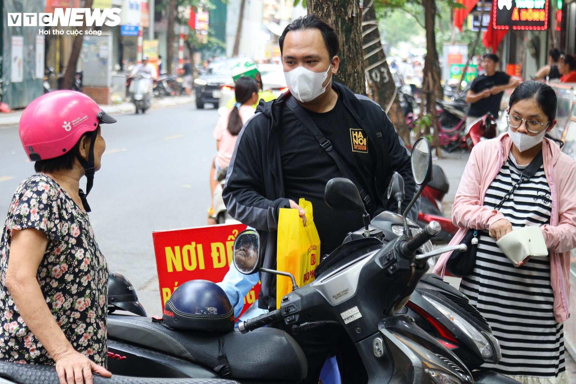 Khách nườm nượp xếp hàng chờ mua bánh trung thu truyền thống ở Hà Nội - 14