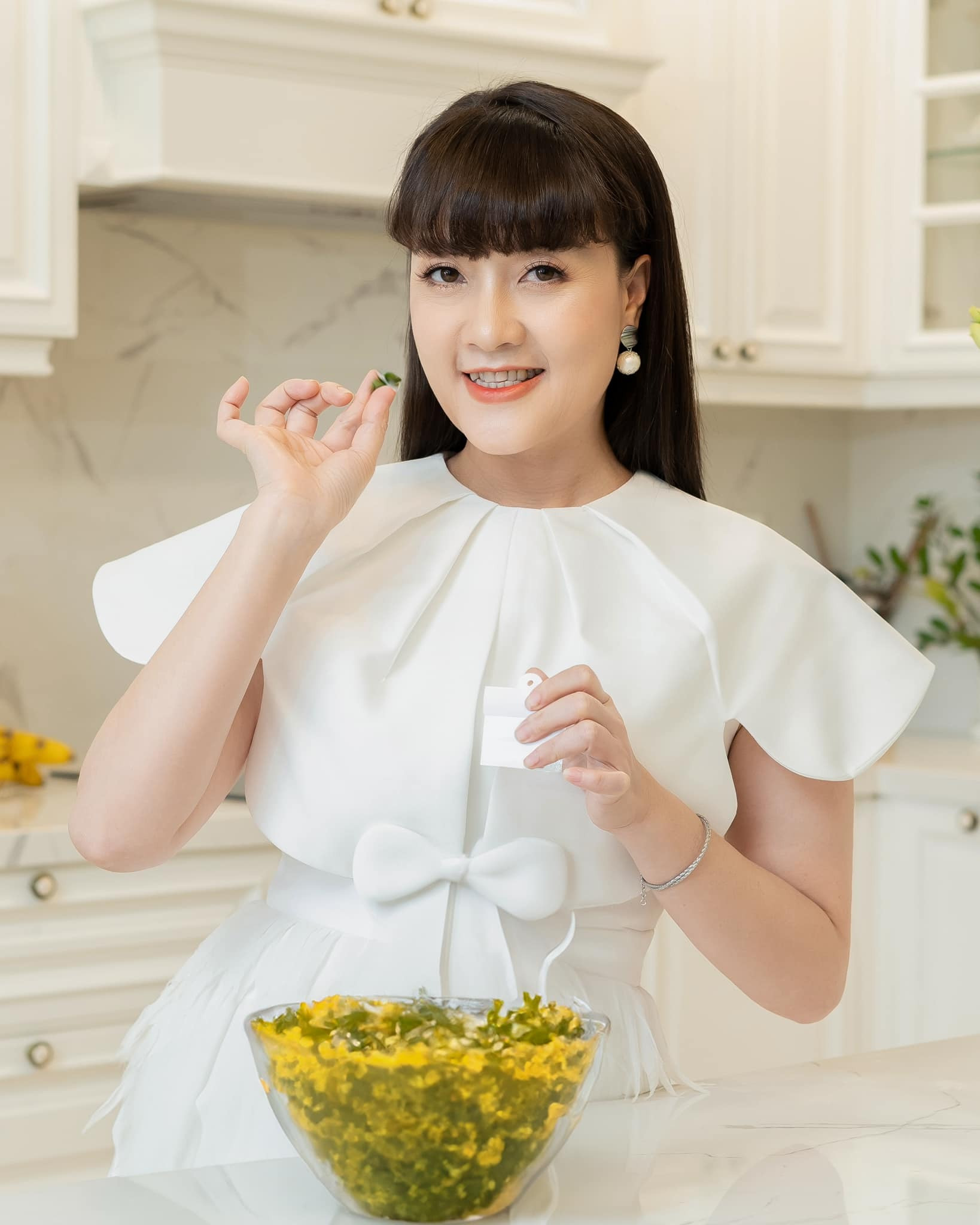 Sao Việt 17/9: Kỳ Duyên rạng rỡ sau đăng quang, Vân Dung trẻ đẹp ở tuổi U50 - 4